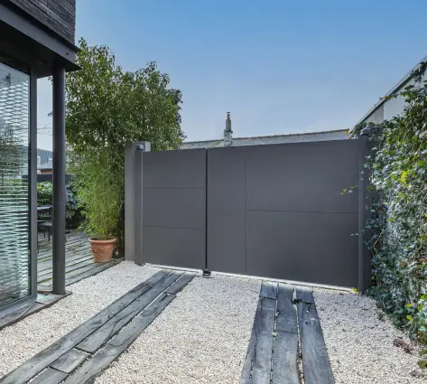 portail contemporain gris en aluminium