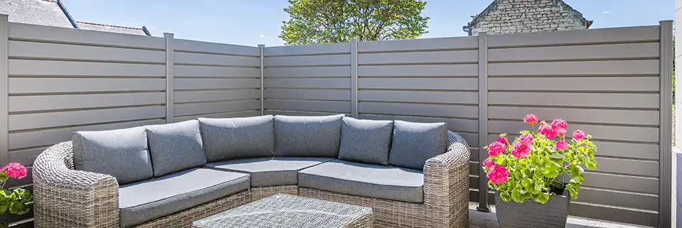 clôture persienne aluminium litenn kostum salon de jardin