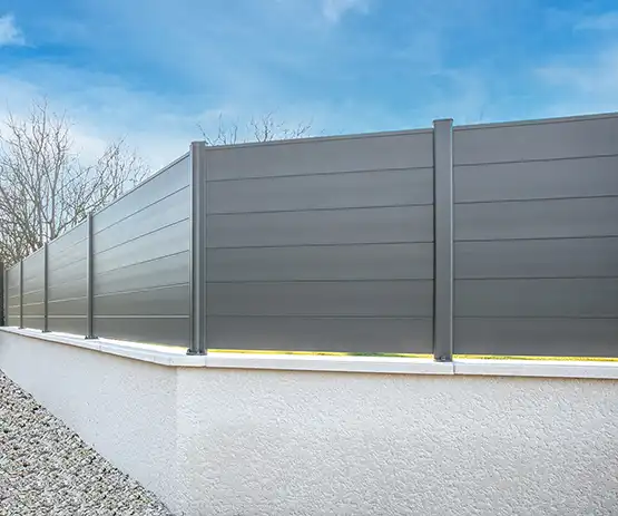 Clôture en aluminium sur mesure sur muret | Modèle Briz Aané | Poteau Exo pour angles non droits