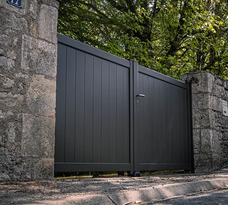 portail battant plein en aluminium noir