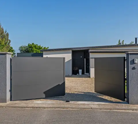 portail aluminium battant sur-mesure kostum
