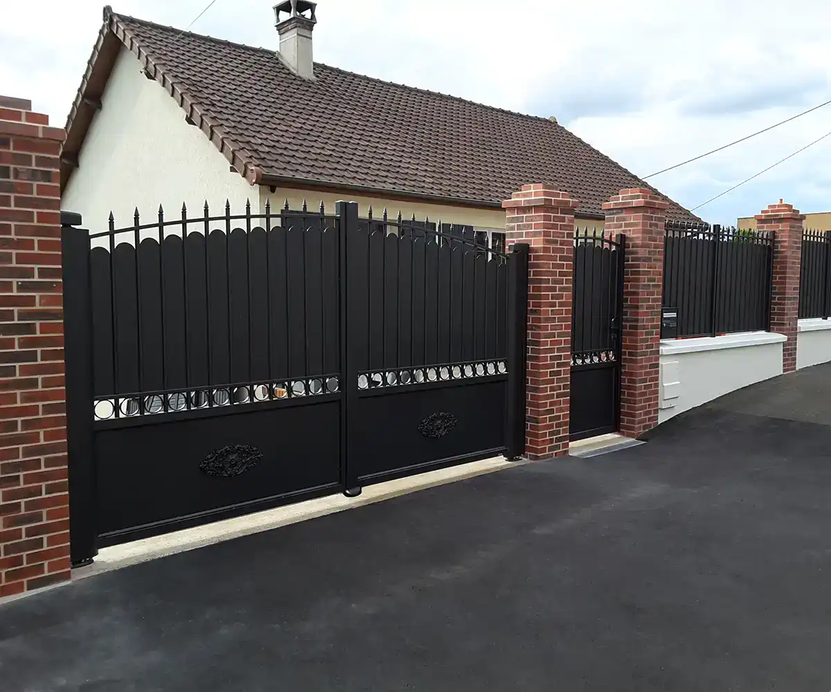portail traditionnel barreaudage et pointes