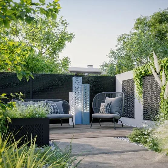 Terrasse aménagée avec panneaux décoratifs ajourés, lanternes lumineuses et salon de jardin