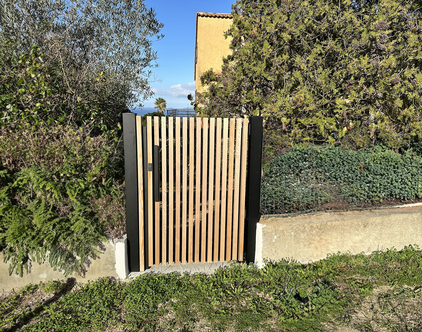Portillon bois Red Cedar avec cadre aluminium Anian - Kostum