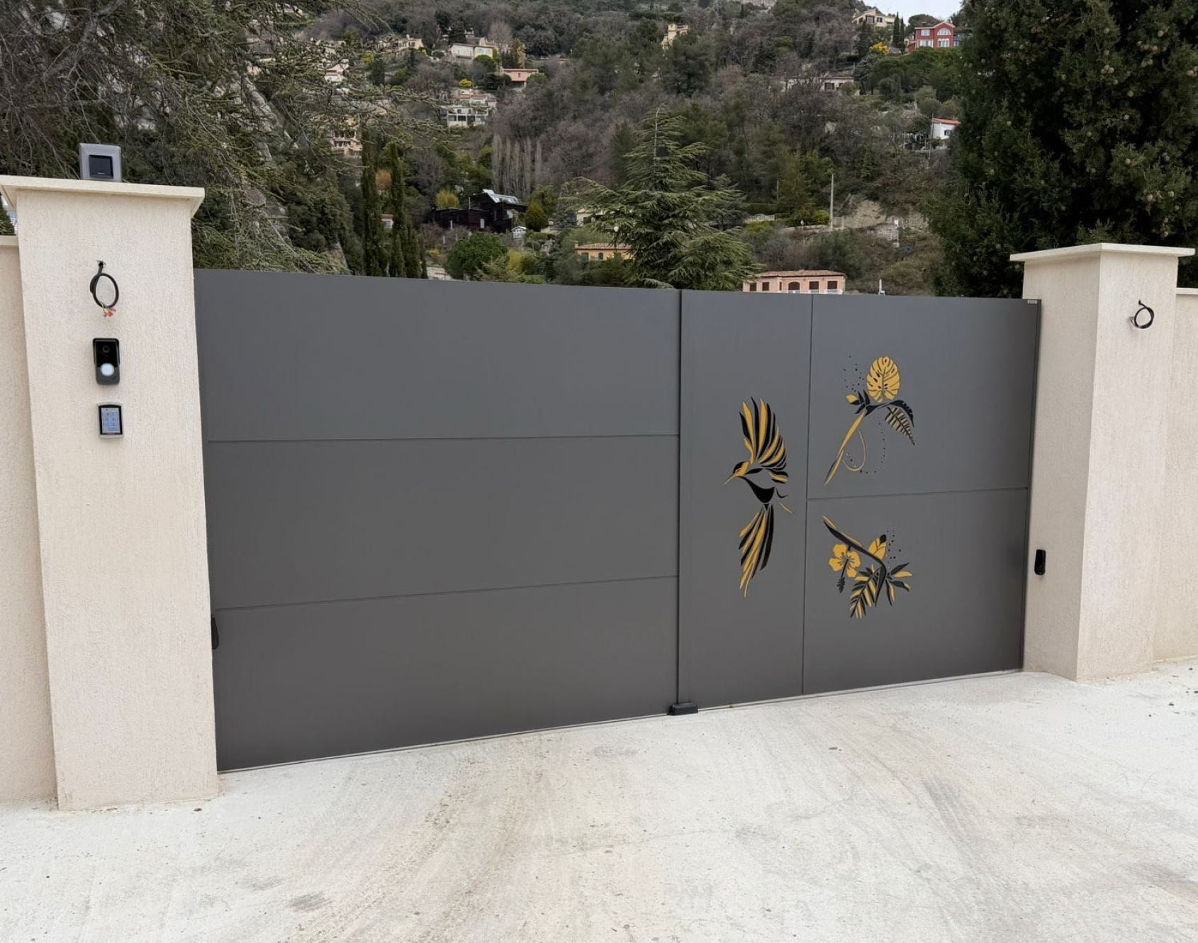 Puerta de aluminio Parady Kostum, color negro oscuro ral 9005 texturado