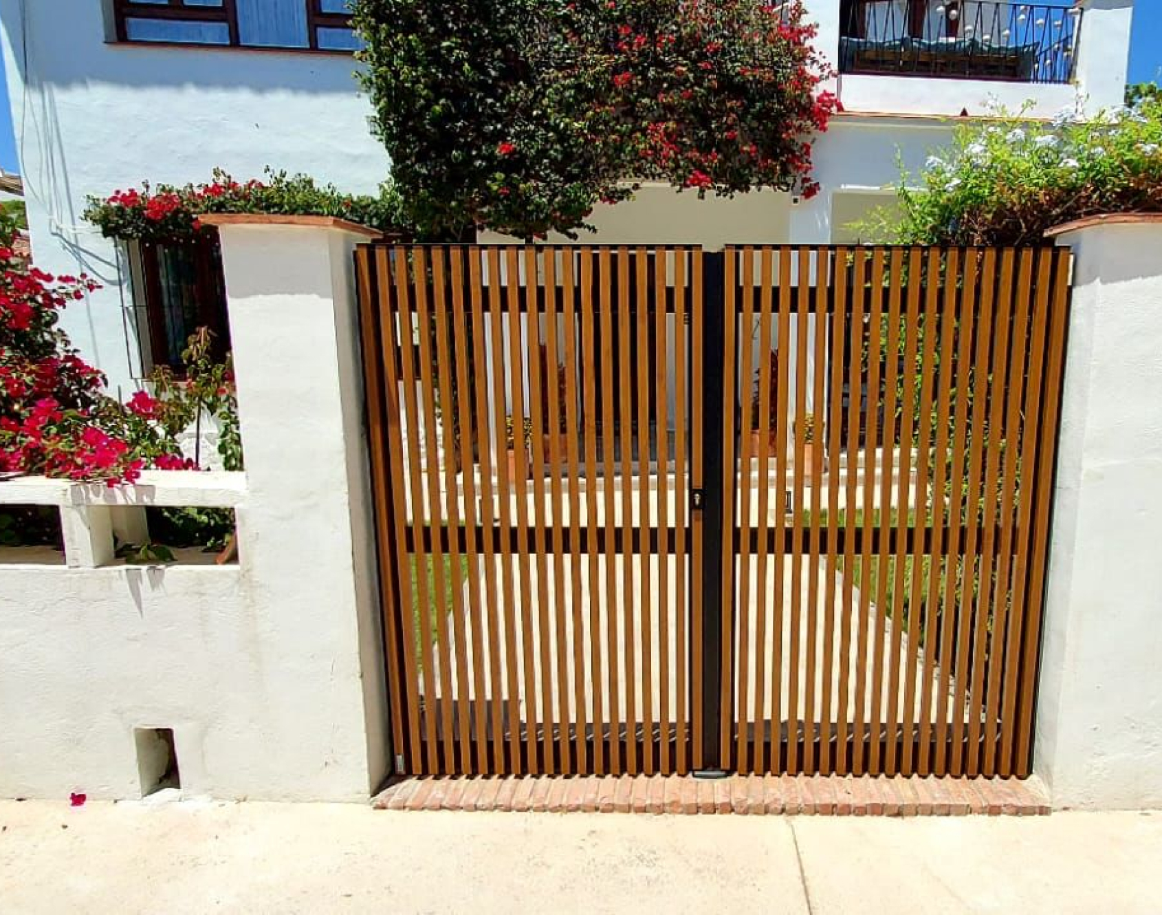 Puerta batiente de aluminio Ganit - Kostum