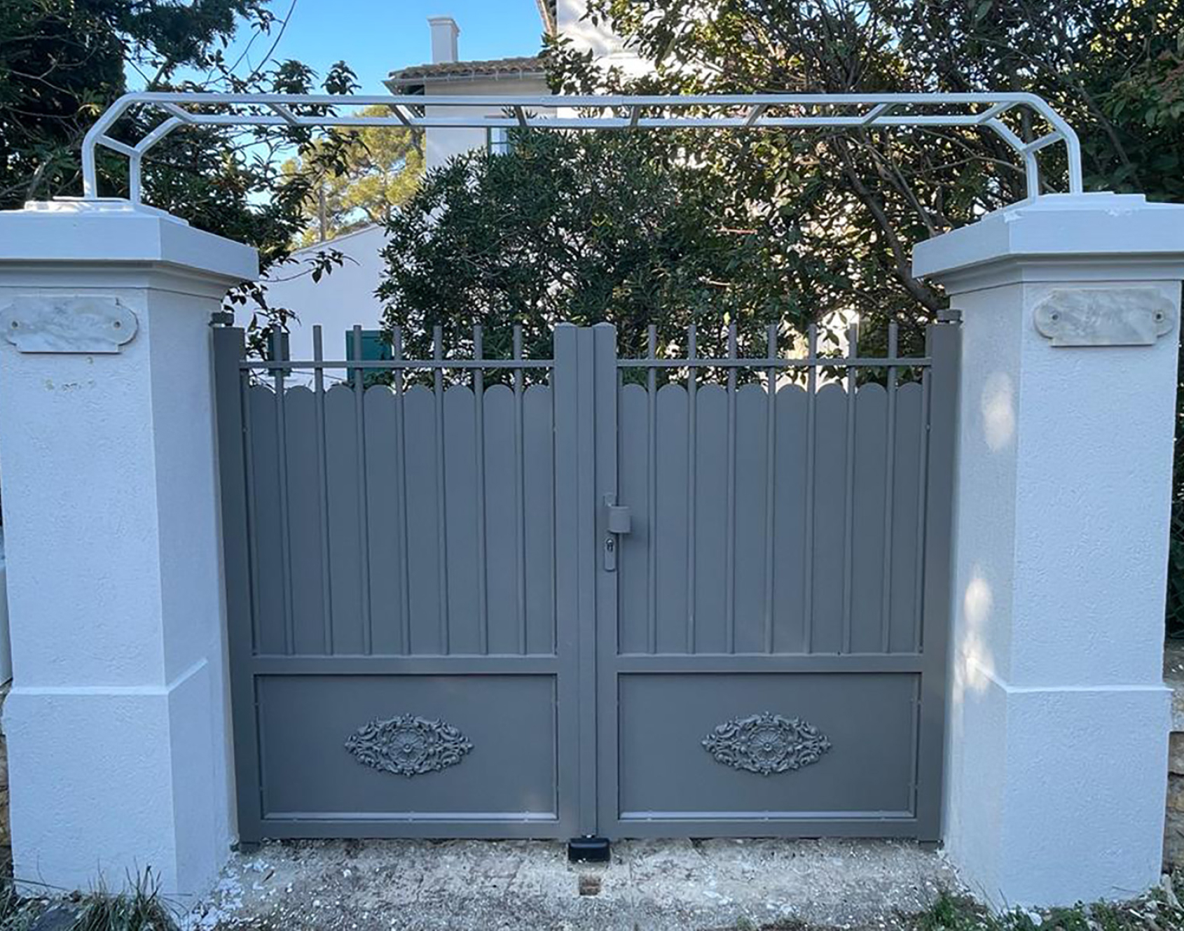 Puerta batiente de aluminio Pont-Aven de kostum, fabricación a medida
