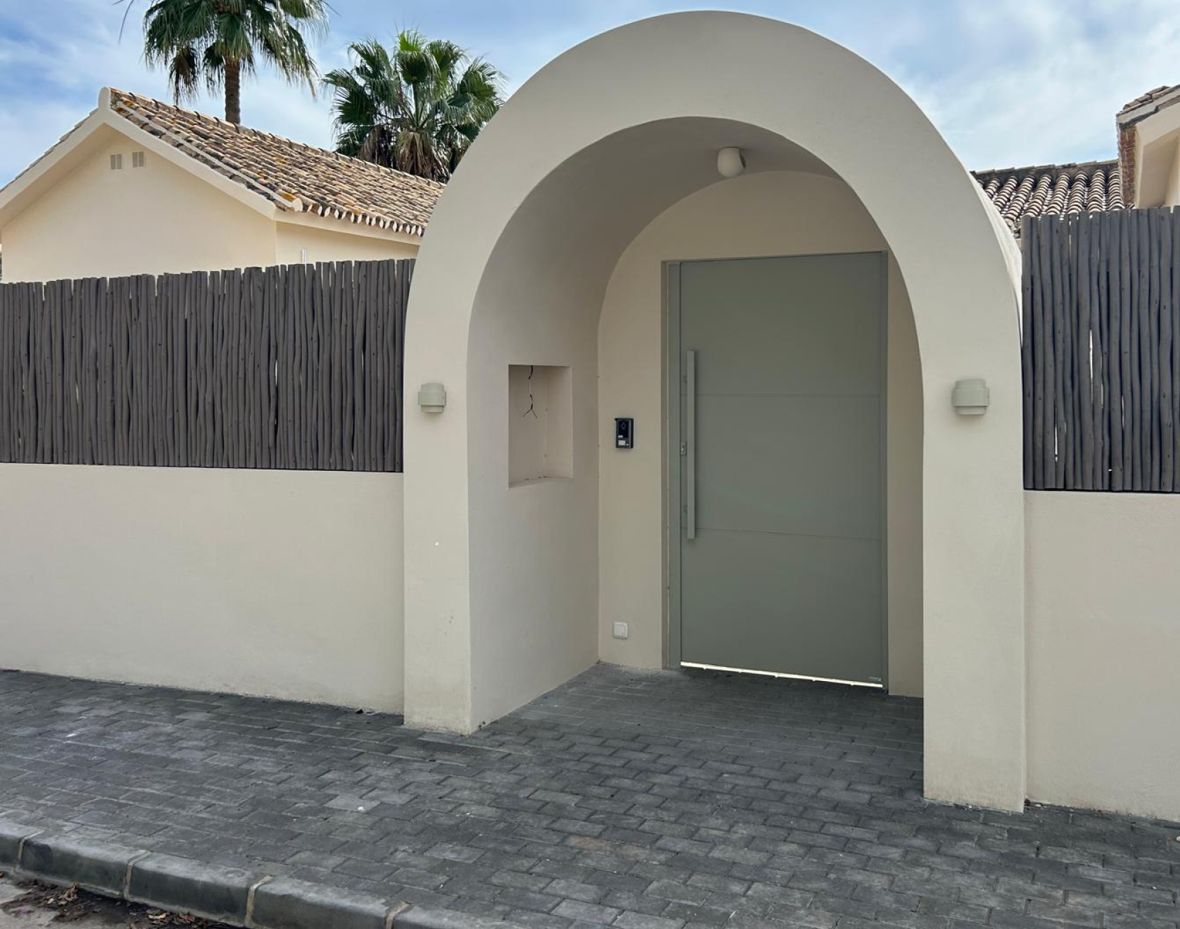 Puerta peatonal de aluminio Klavel de Kostum