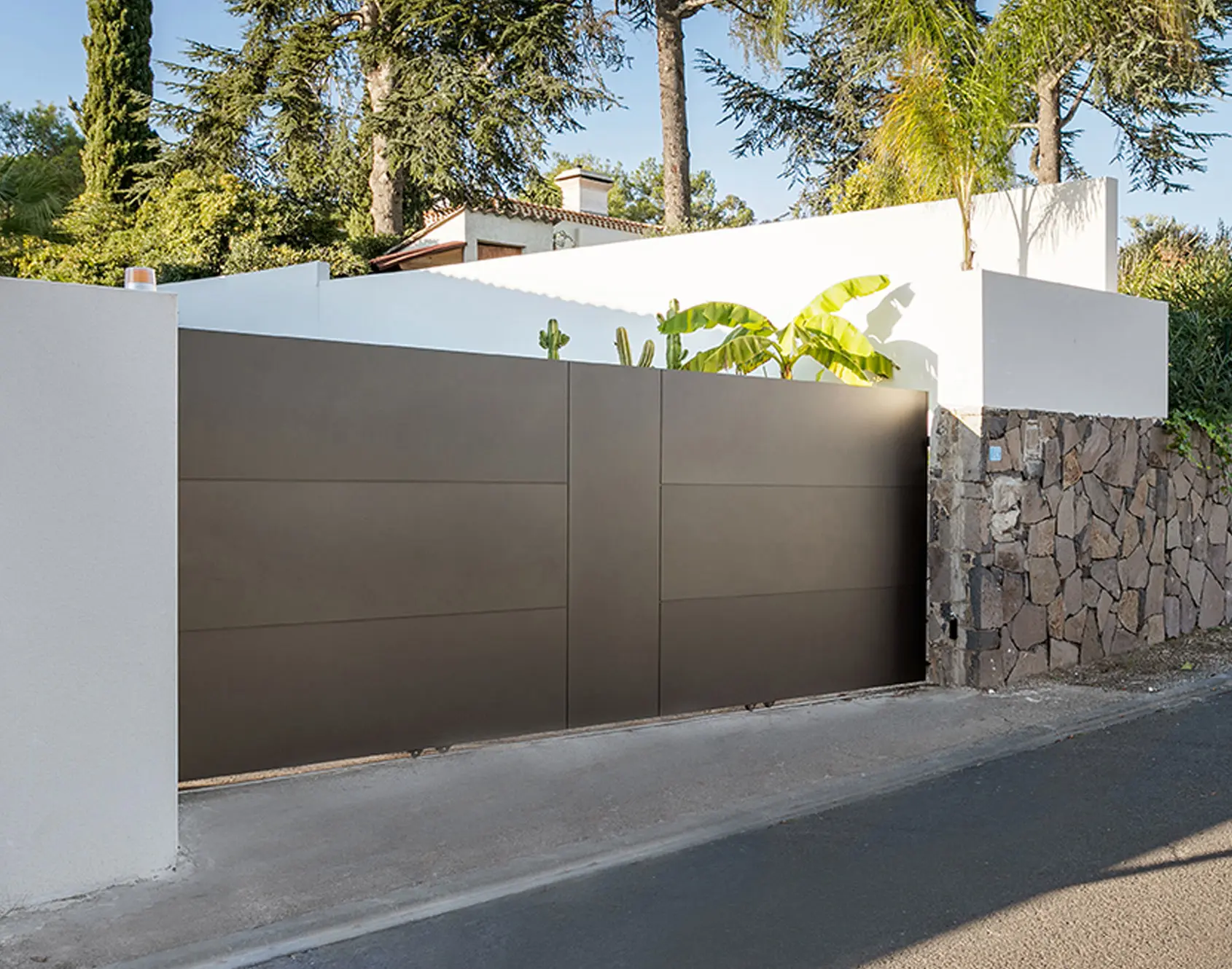 Portail aluminium coulissant Sianna par Kostum