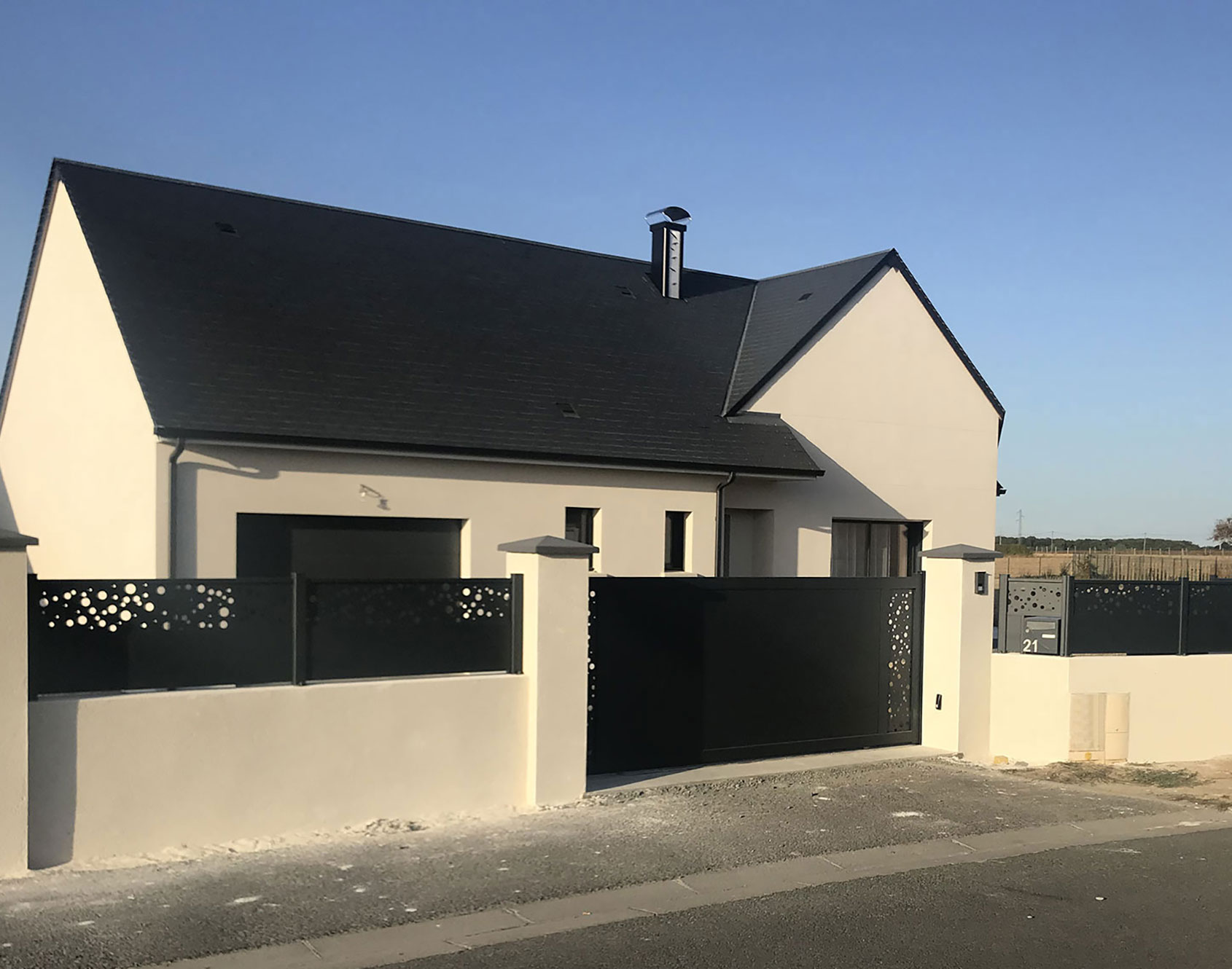 Portail aluminium coulissant Olwen décor par Kostum