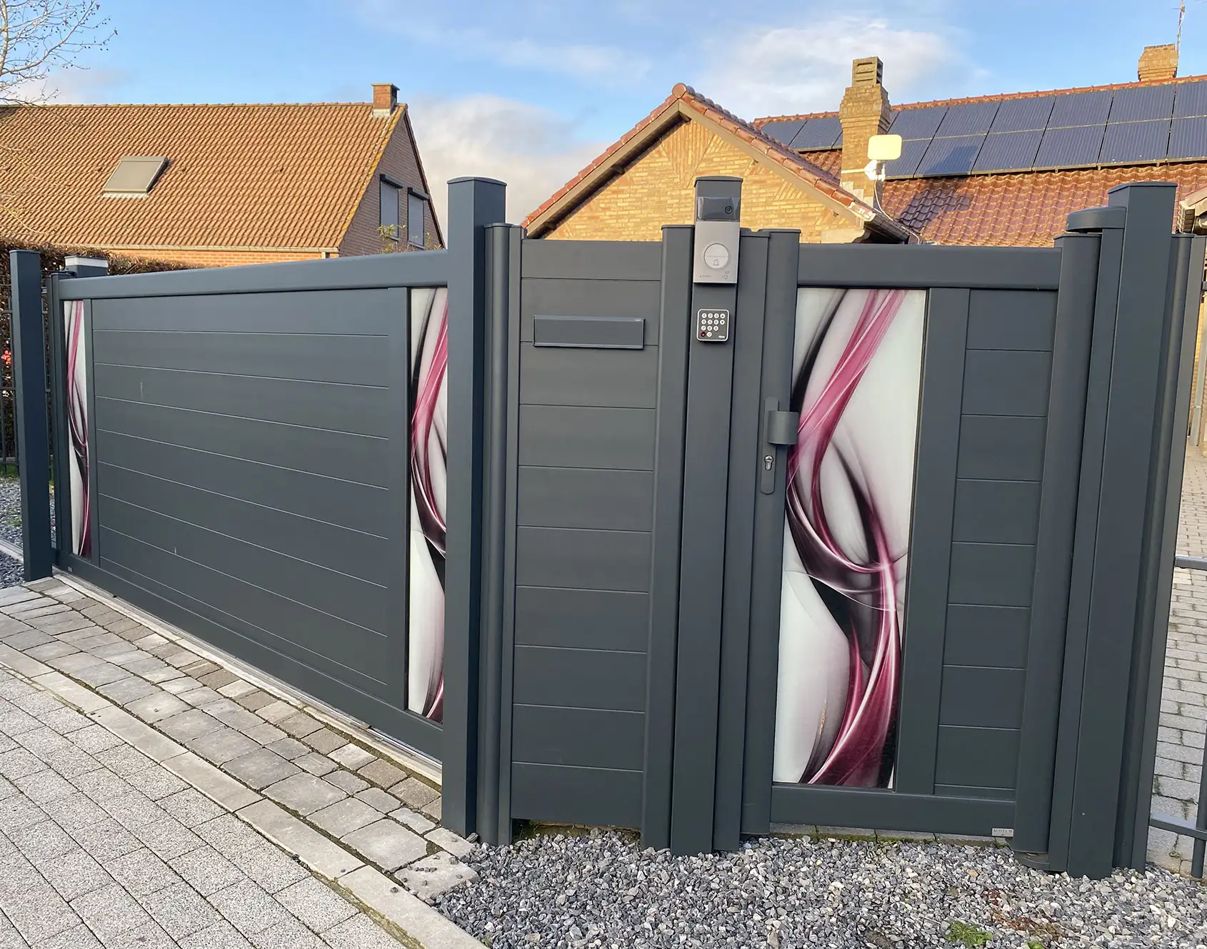Portail aluminium coulissant Olwen décor par Kostum