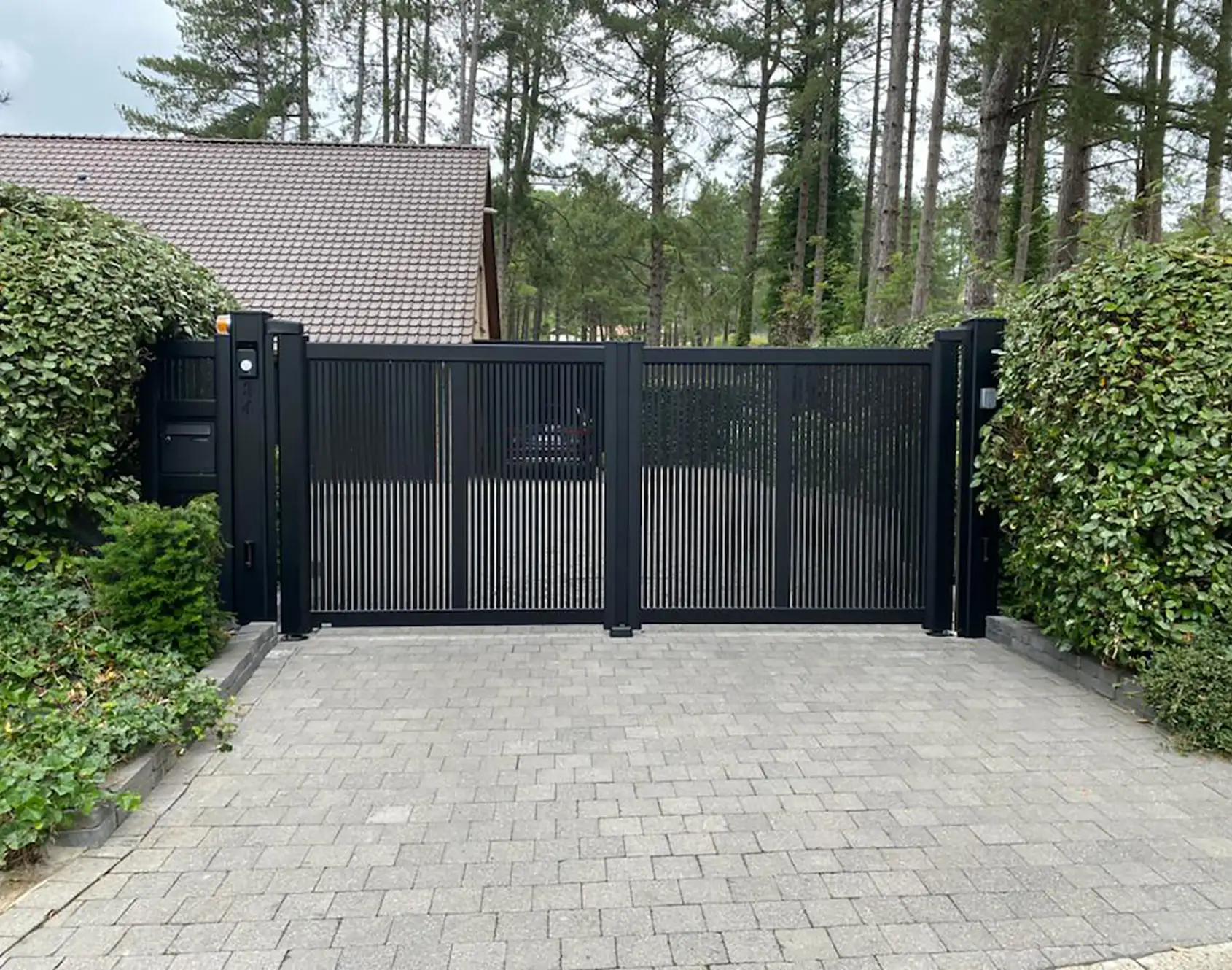 Portail battant aluminium Tub par Kostum