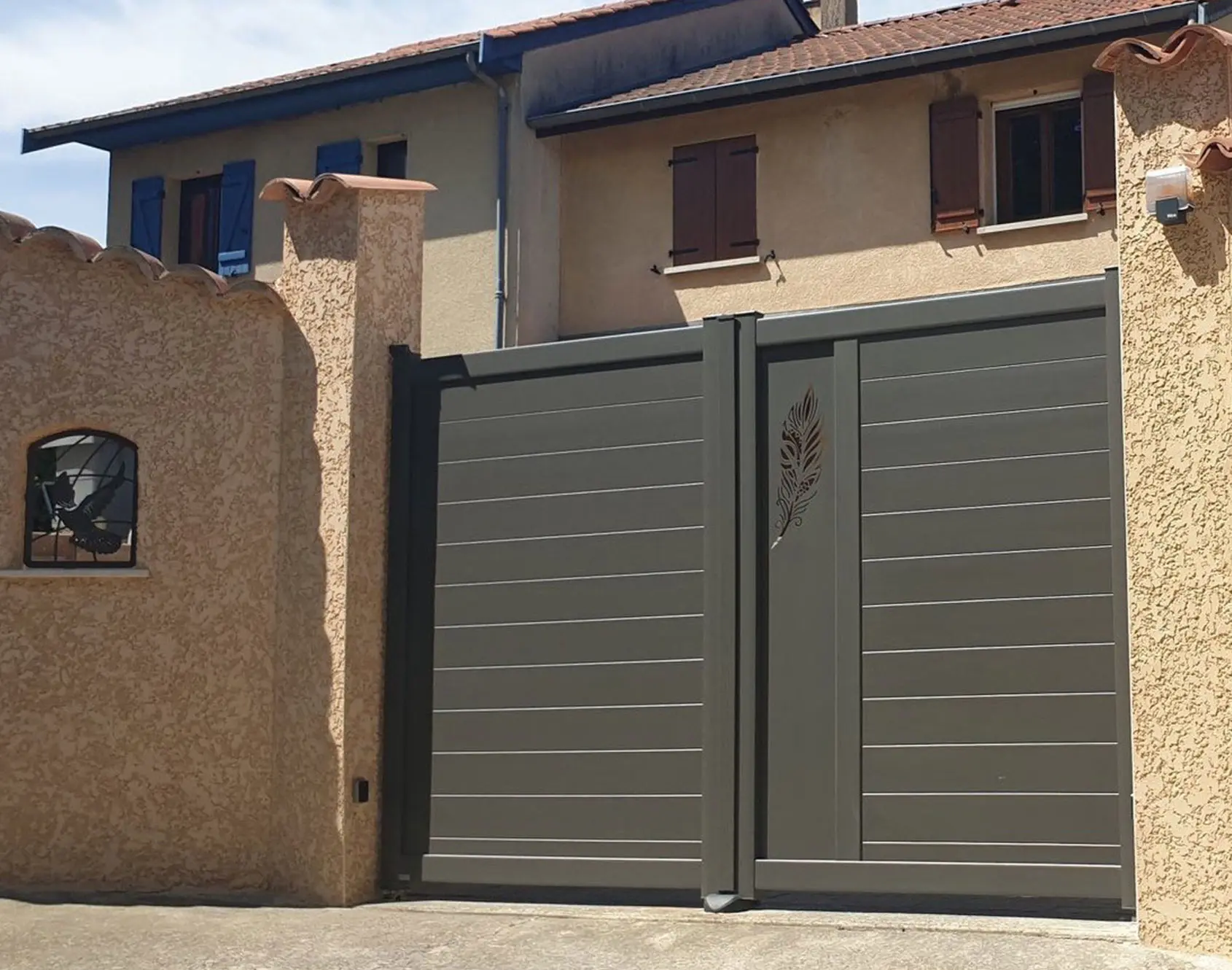 Portail aluminium battant Arzur décor Aelig - Kostum