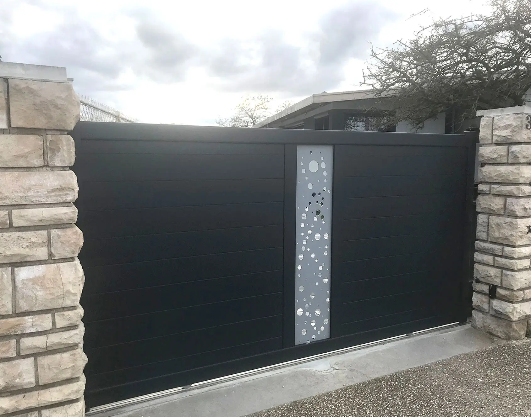 Portail aluminium coulissant Arzur décor SAON - Kostum