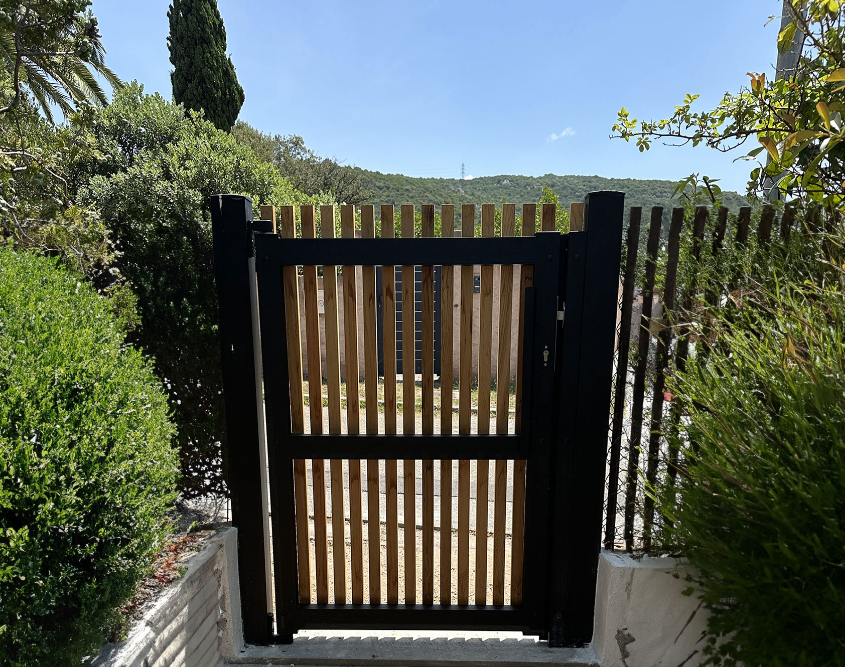 Portillon bois Red Cedar avec cadre aluminium Anian - Kostum