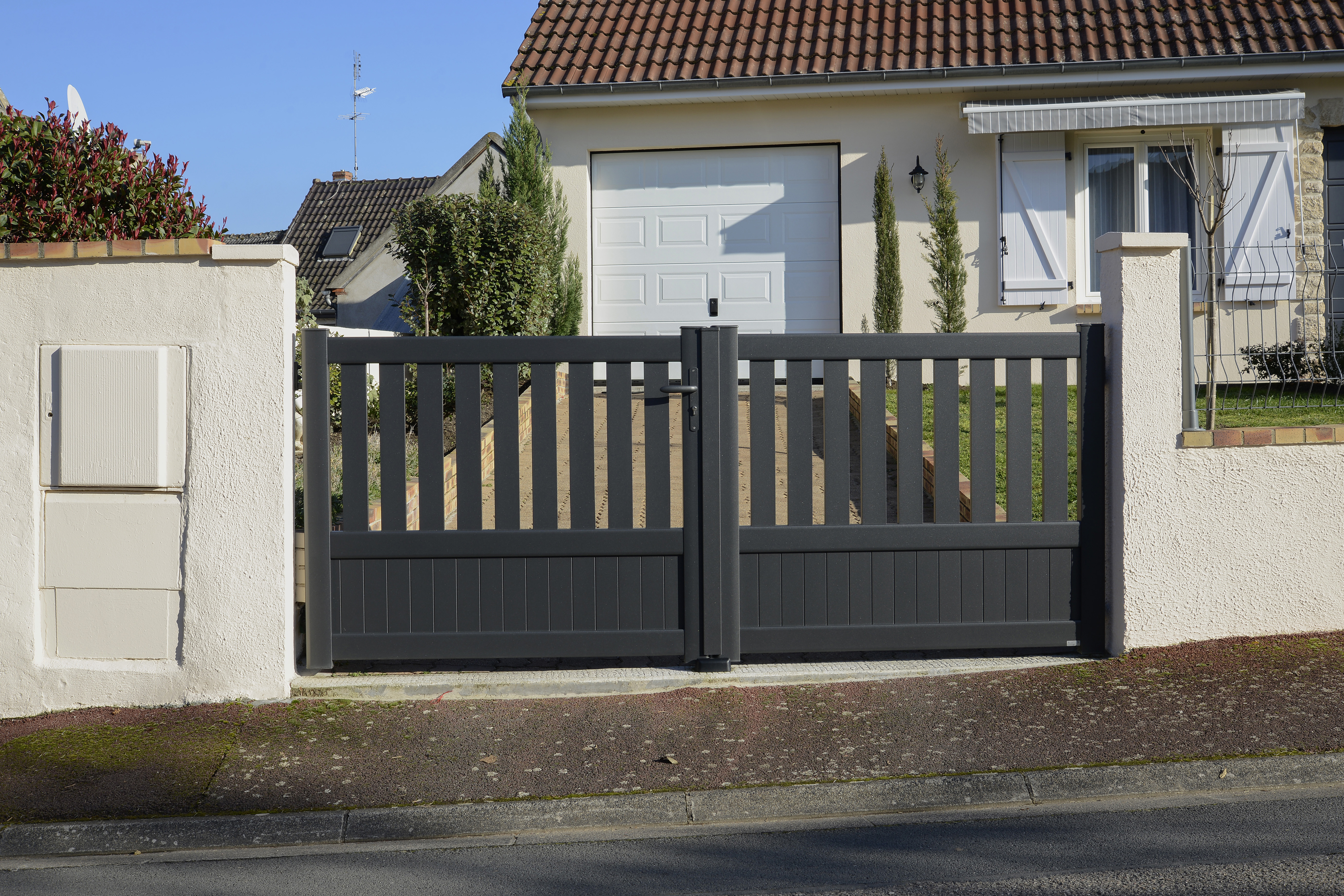 Portail aluminium battant Argoat par kostum