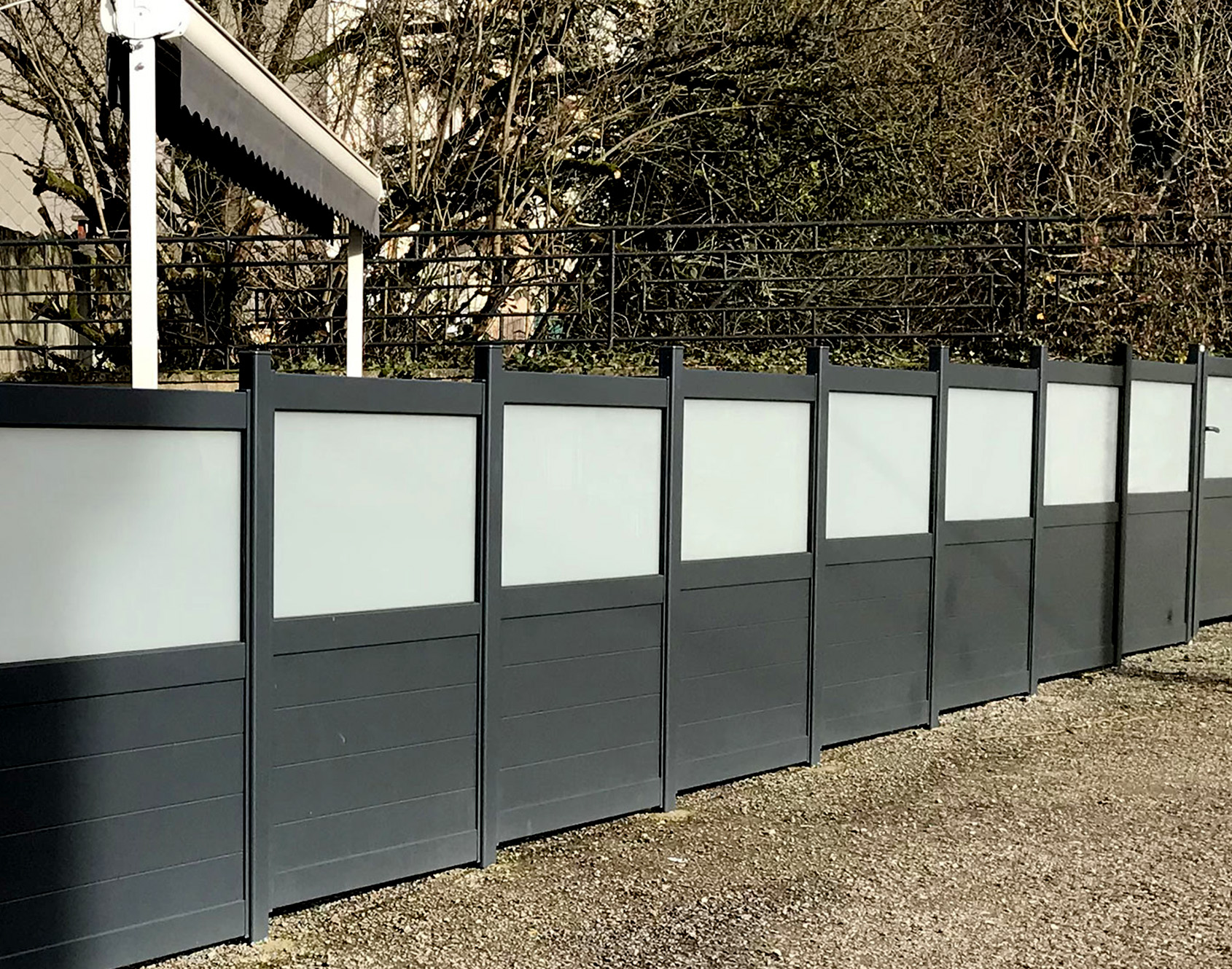 Pare-vue en aluminium Gabig vitrage opale par Kostum