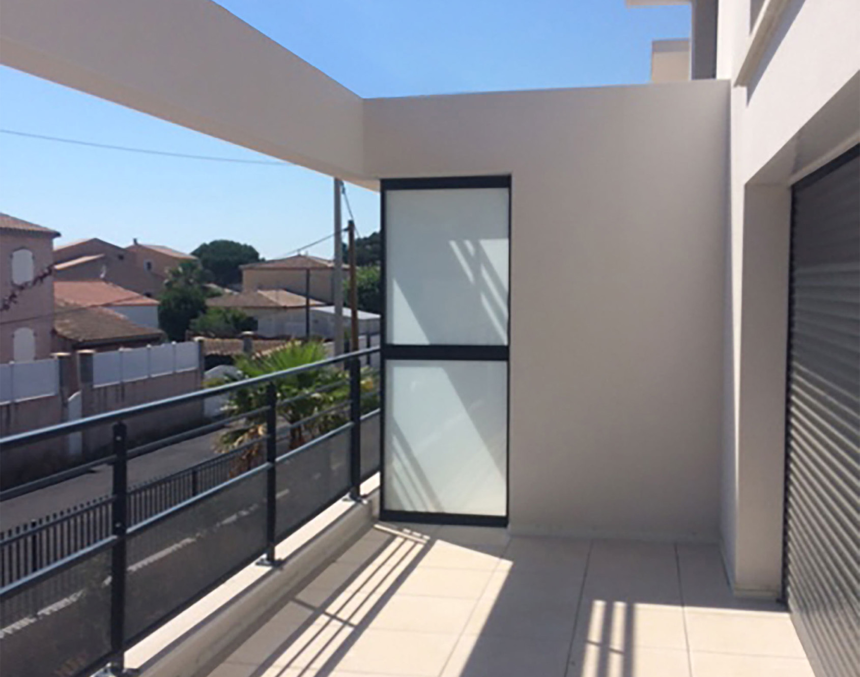 Pare-vue en aluminium Gabig vitrage opale par Kostum