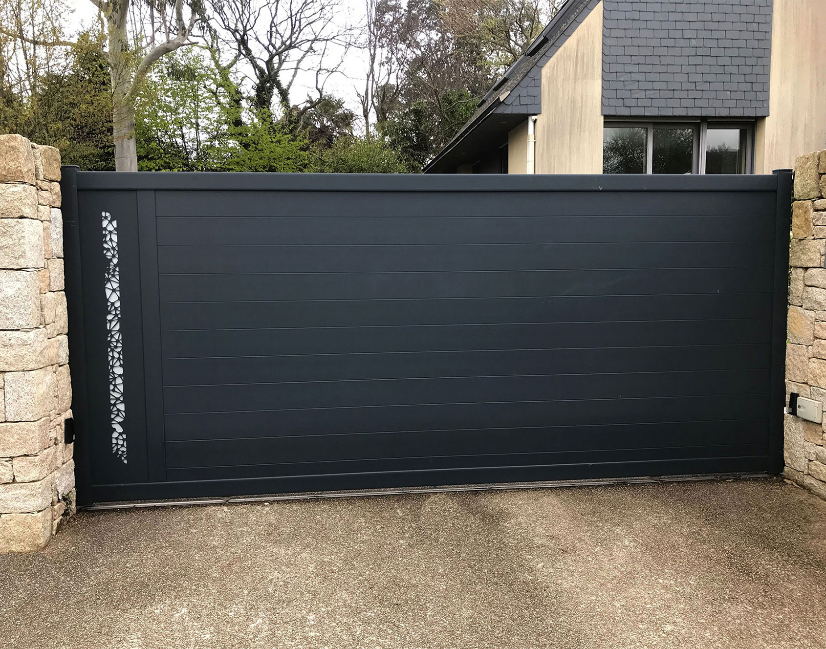Portail coulissant aluminium tôlé Topaze - Kostum design coordonné Bel'M et Novoferm