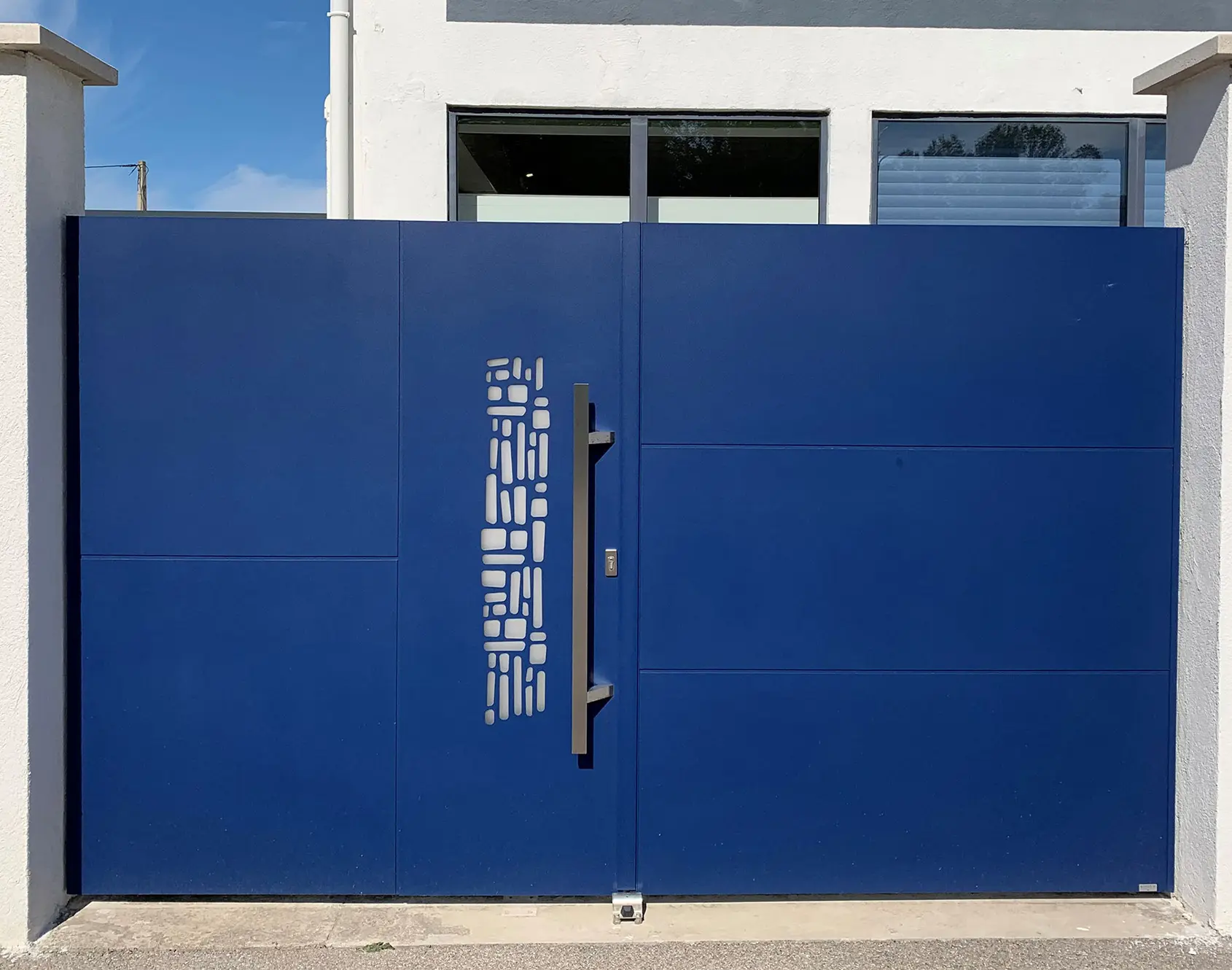 Portail aluminium battant Lug par kostum décor Menhir option barre de tirage