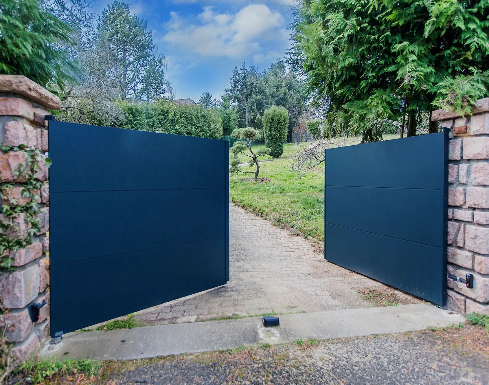 Portail battant aluminium Klavel - Kostum