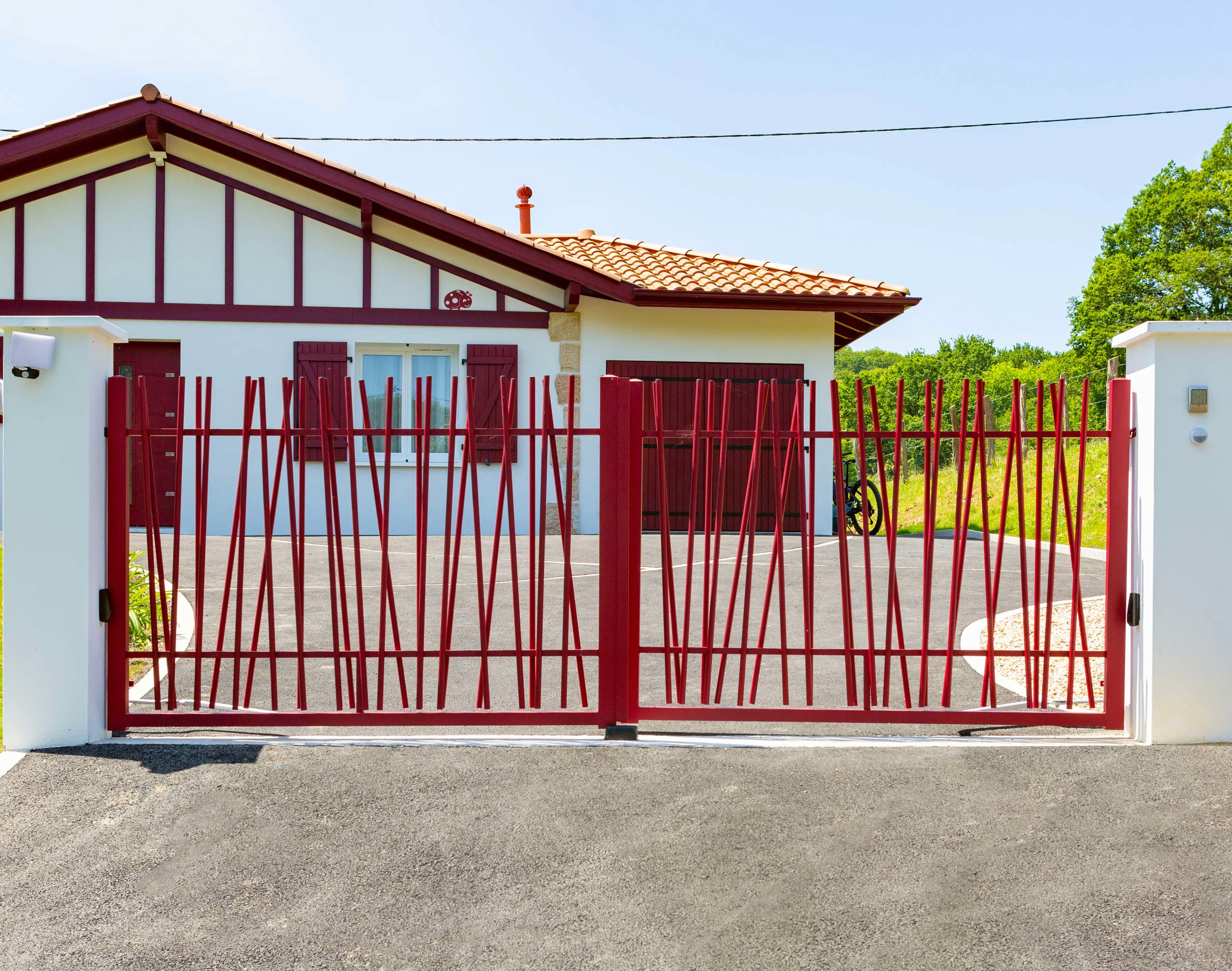 Portail Dune tubes en aluminium ouverture battante et motorisé 3004 rouge pourpre