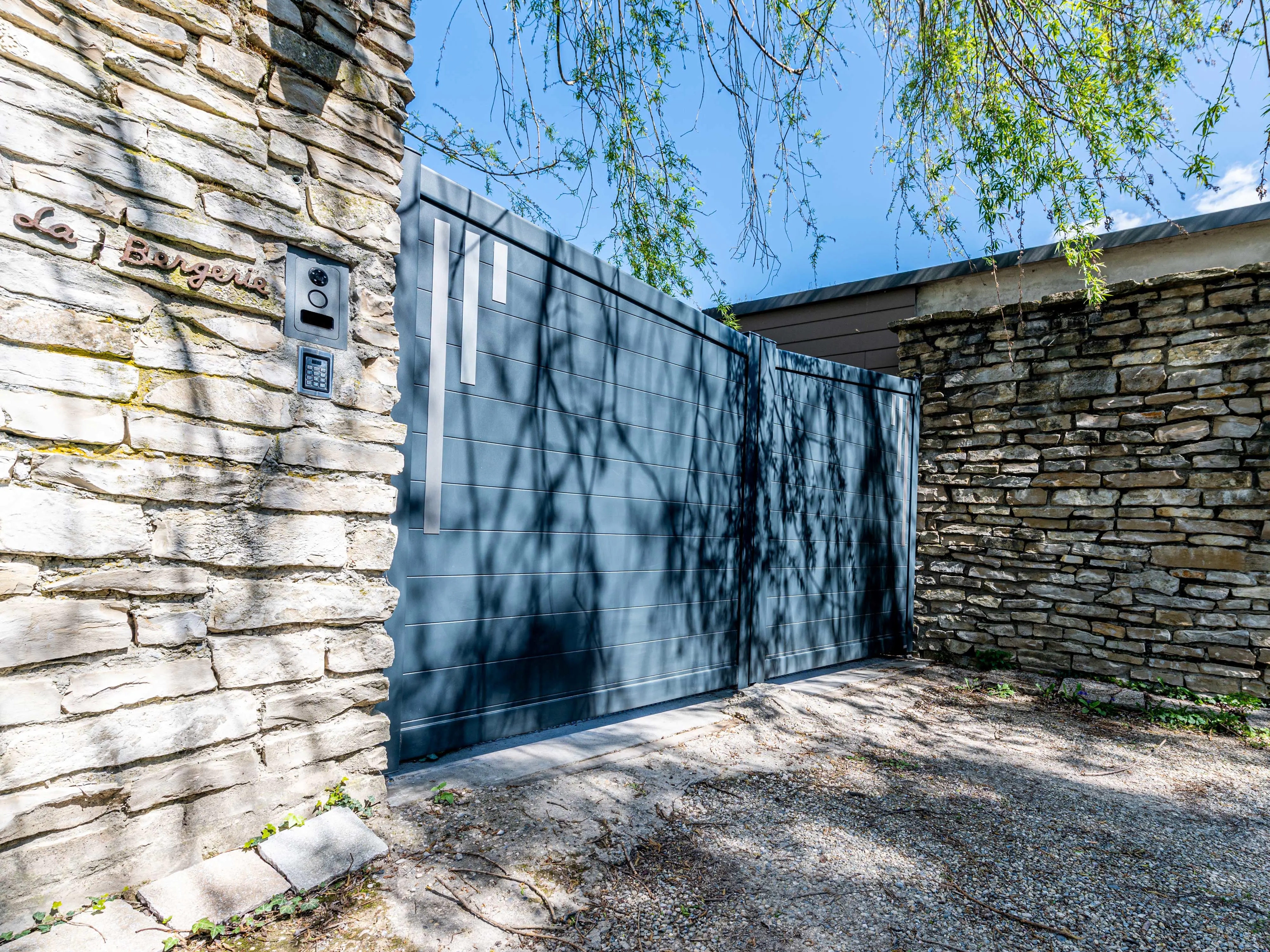 Portail battant aluminium avec décors en aluminium automatique