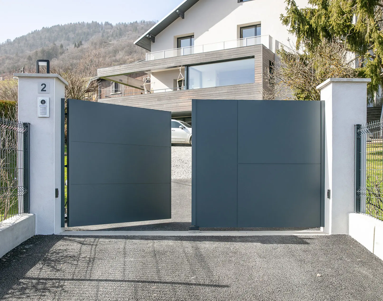 Portail battant aluminium Esus par Kostum