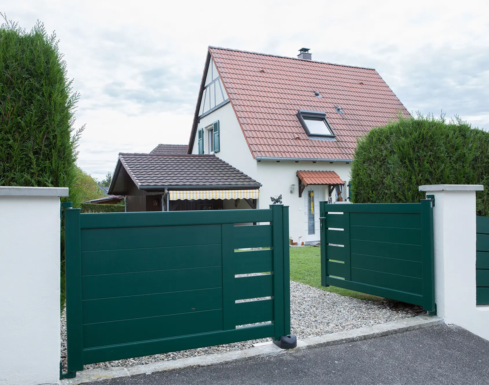 Portail aluminium battant Glazik par kostum