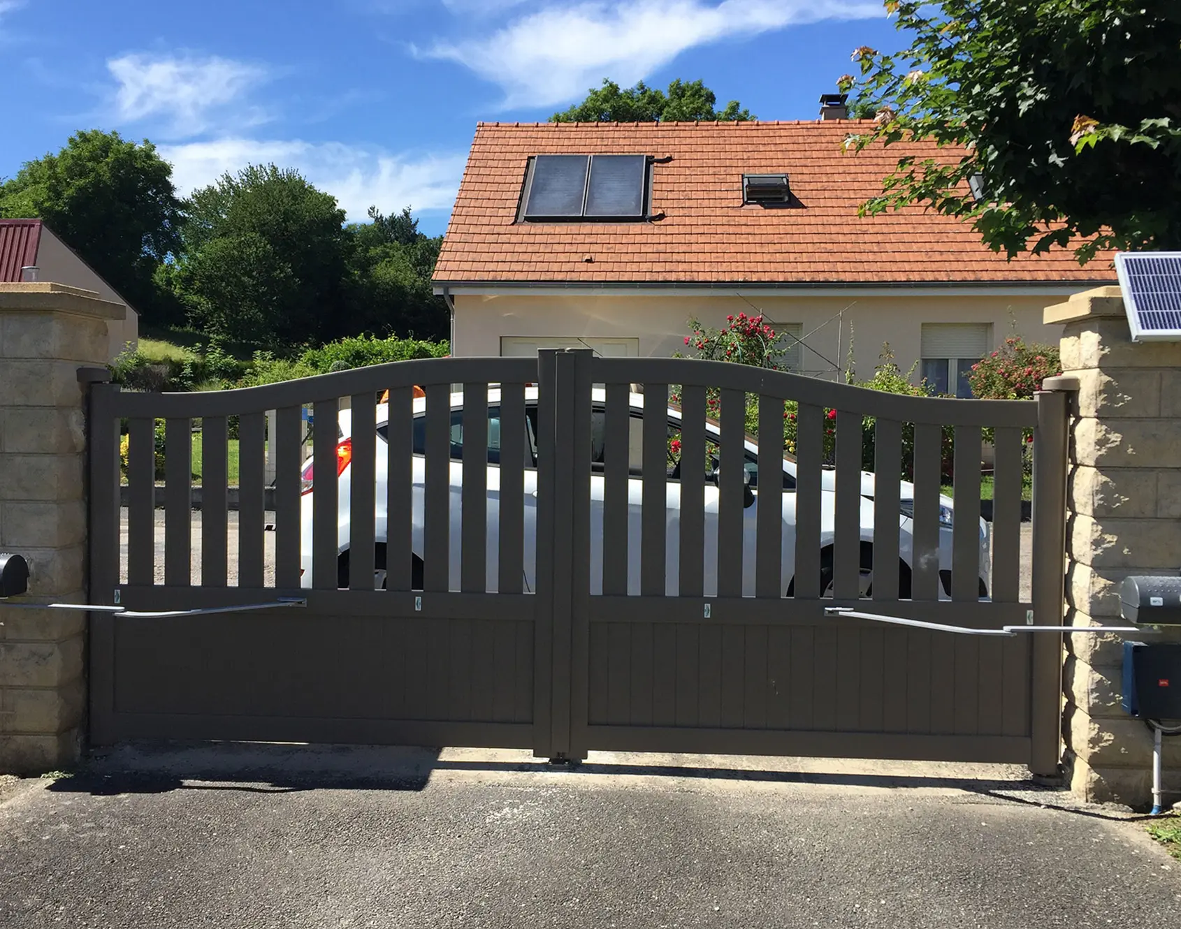 Portail aluminium coulissant Gwen par kostum