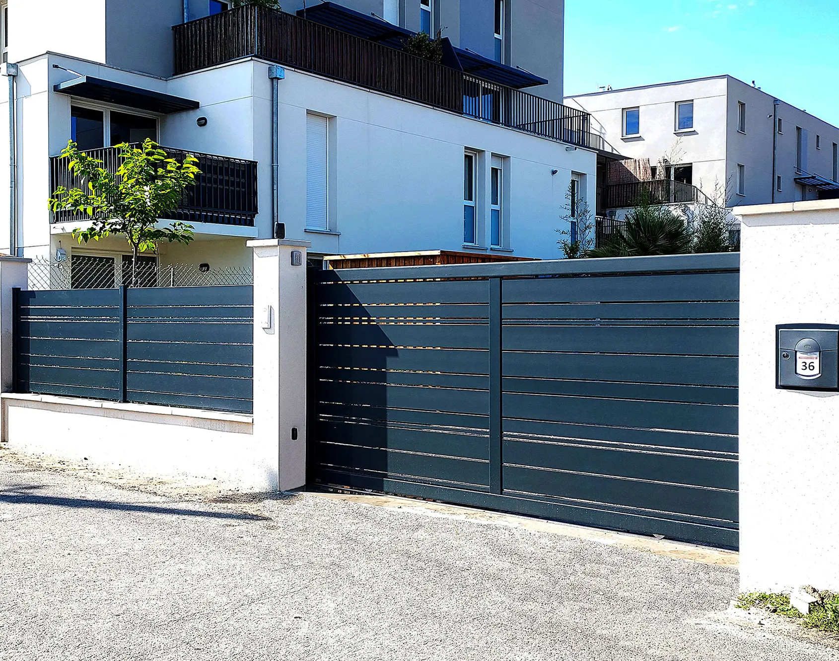 Portail coulissant ajouré aluminium coulissant Spas - Kostum