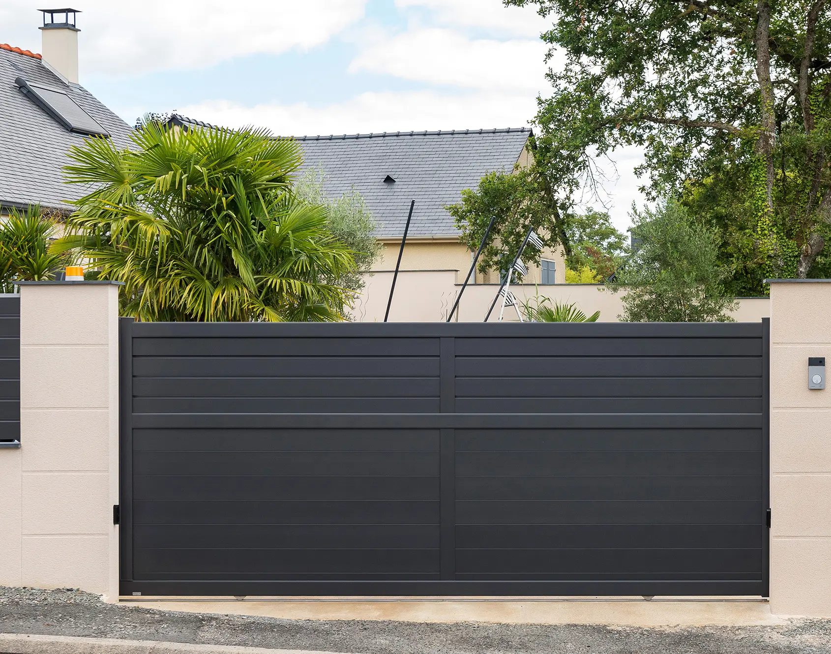 Portail aluminium coulissant par Kostum