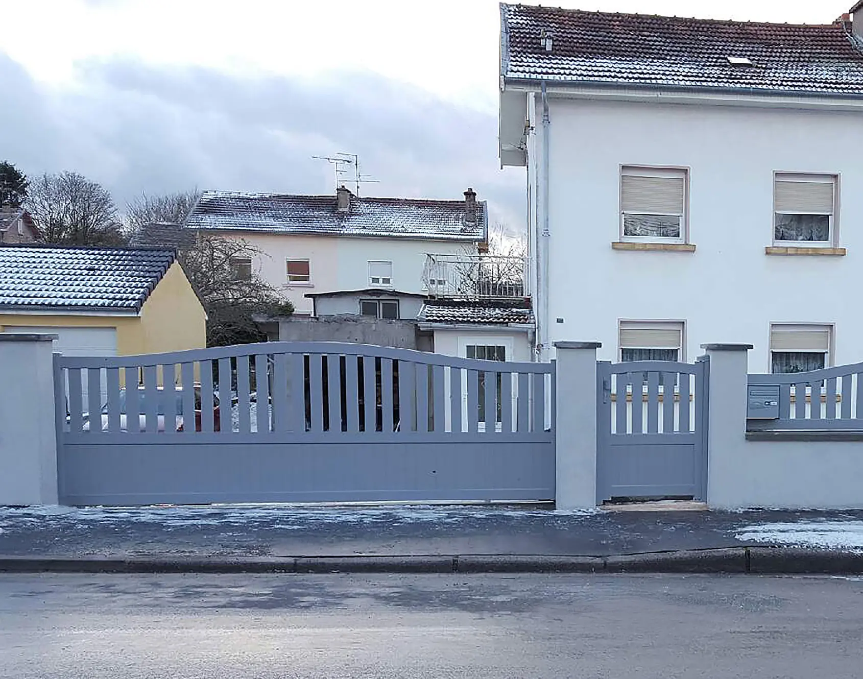 Portail aluminium coulissant Gwen par kostum