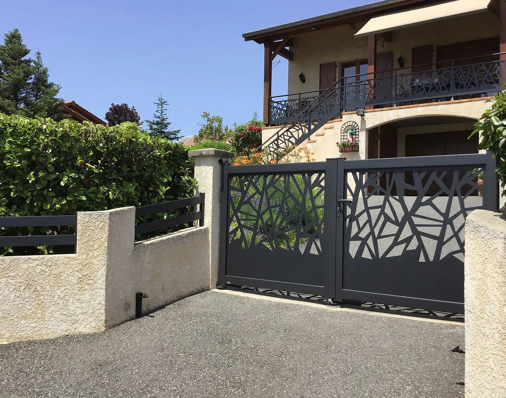 kostum_aluminium_decor_broceliande_fresk_base_awenig_portail_battant_7016_gris_anthracite