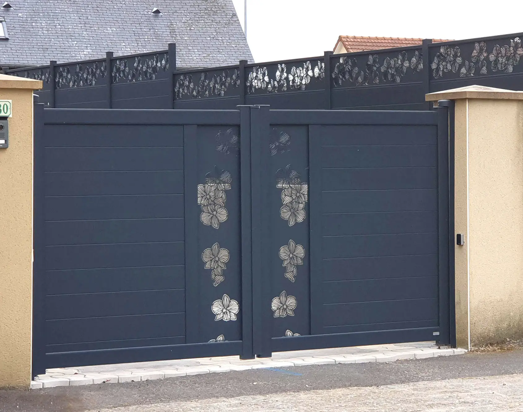 Portail aluminium battant Cado décor Orchidées par kostum