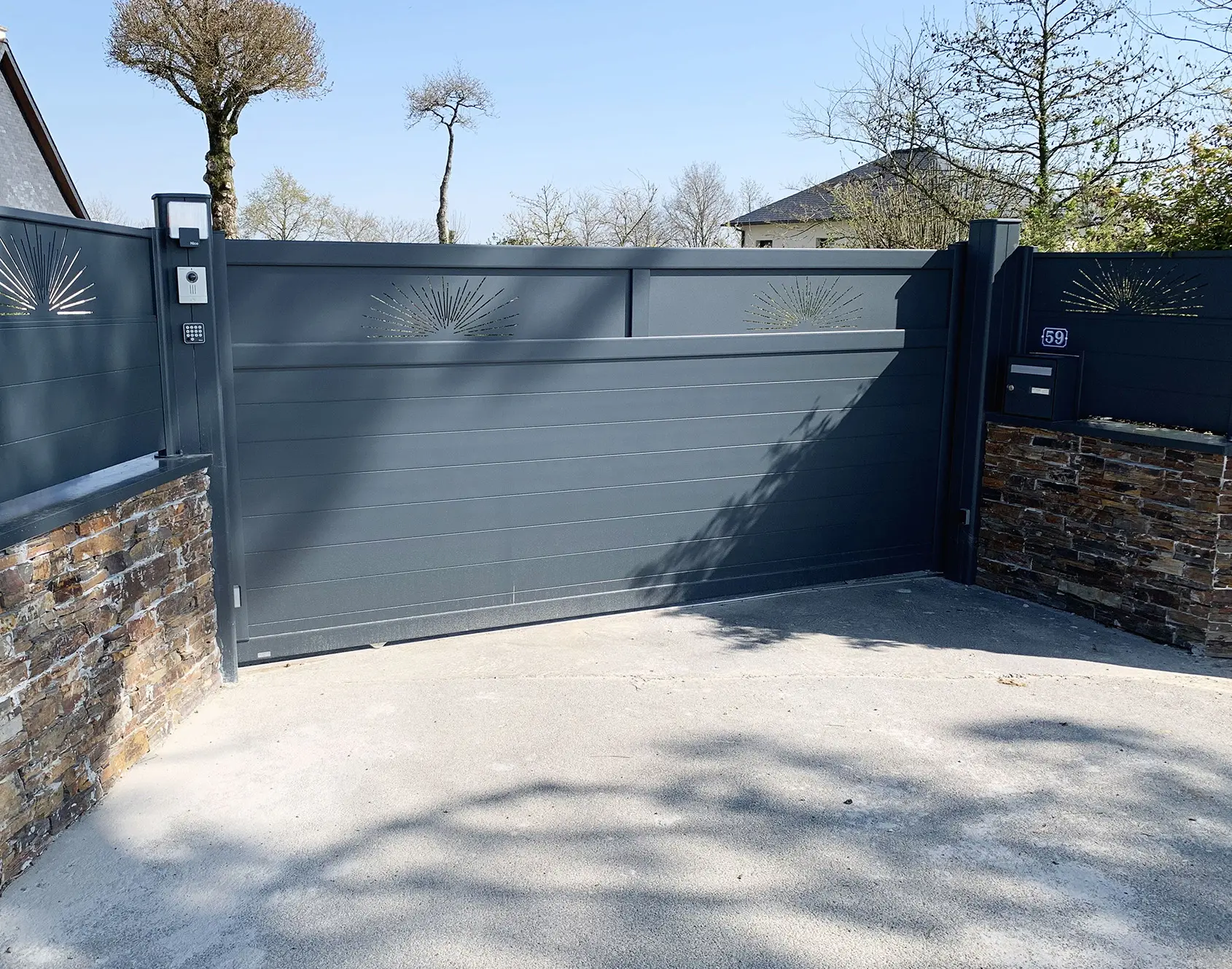 Portail aluminium base Metig base LIZENN et décor SORAN par Kostum