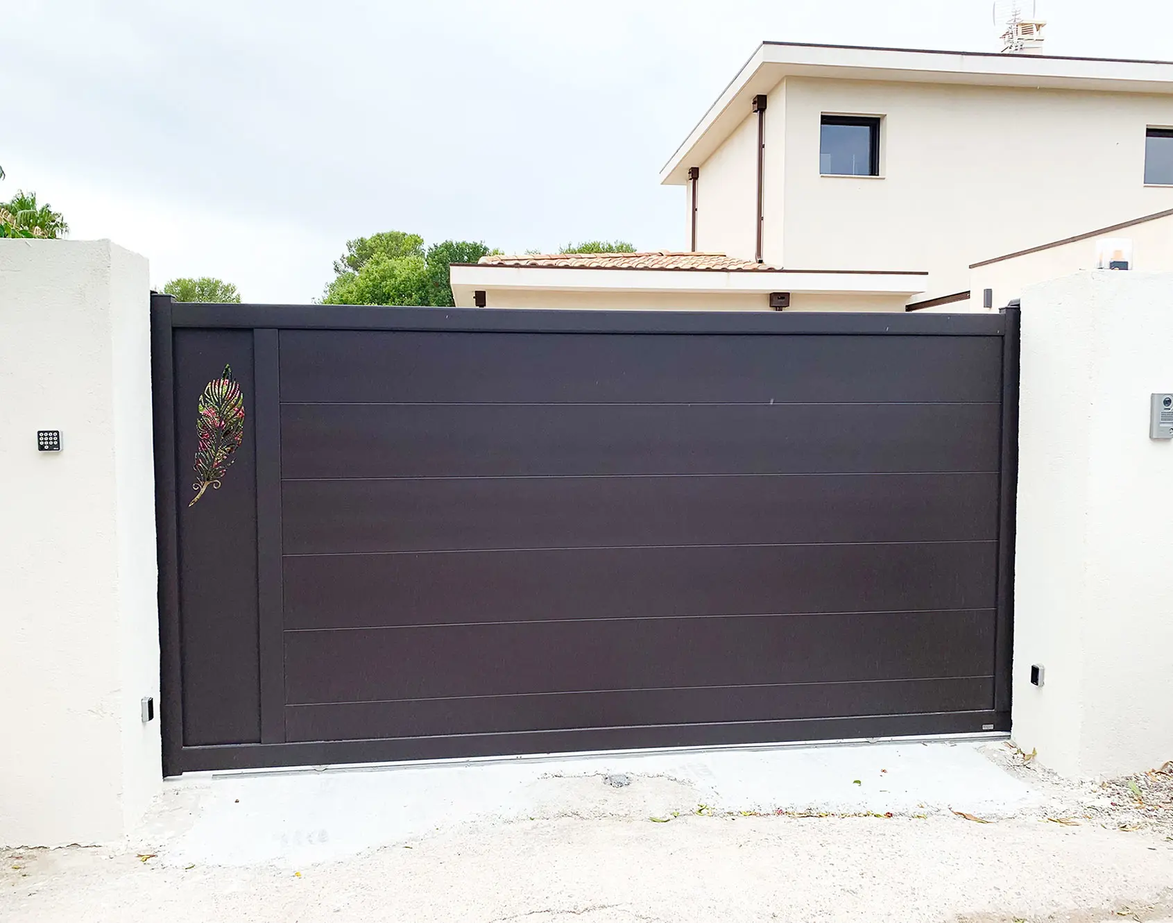 Portail aluminium coulissant Onen décor AELIG par kostum