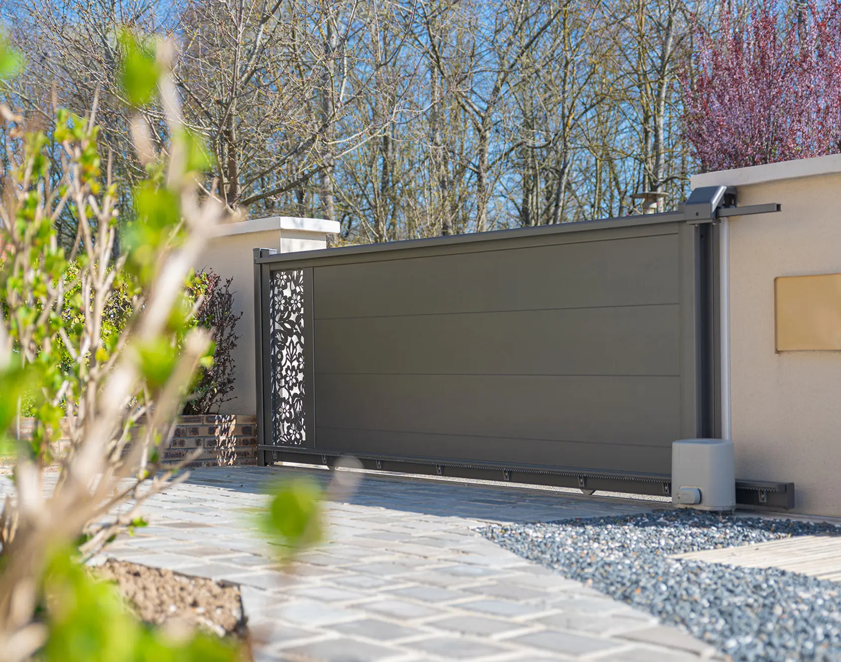 Portail aluminium coulissant Prijan décor brodiri par kostum