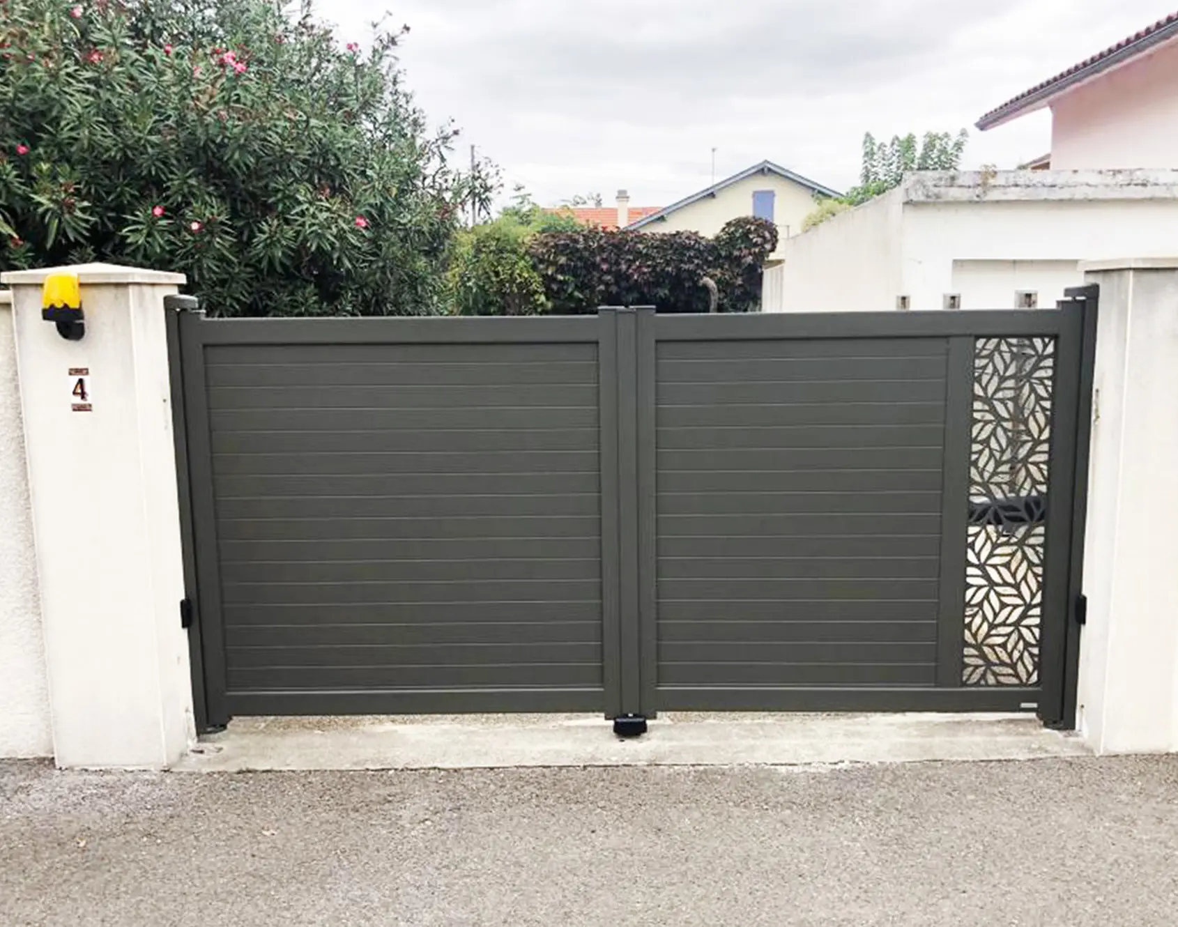Portail aluminium battant BREVAL décor AMAND par kostum