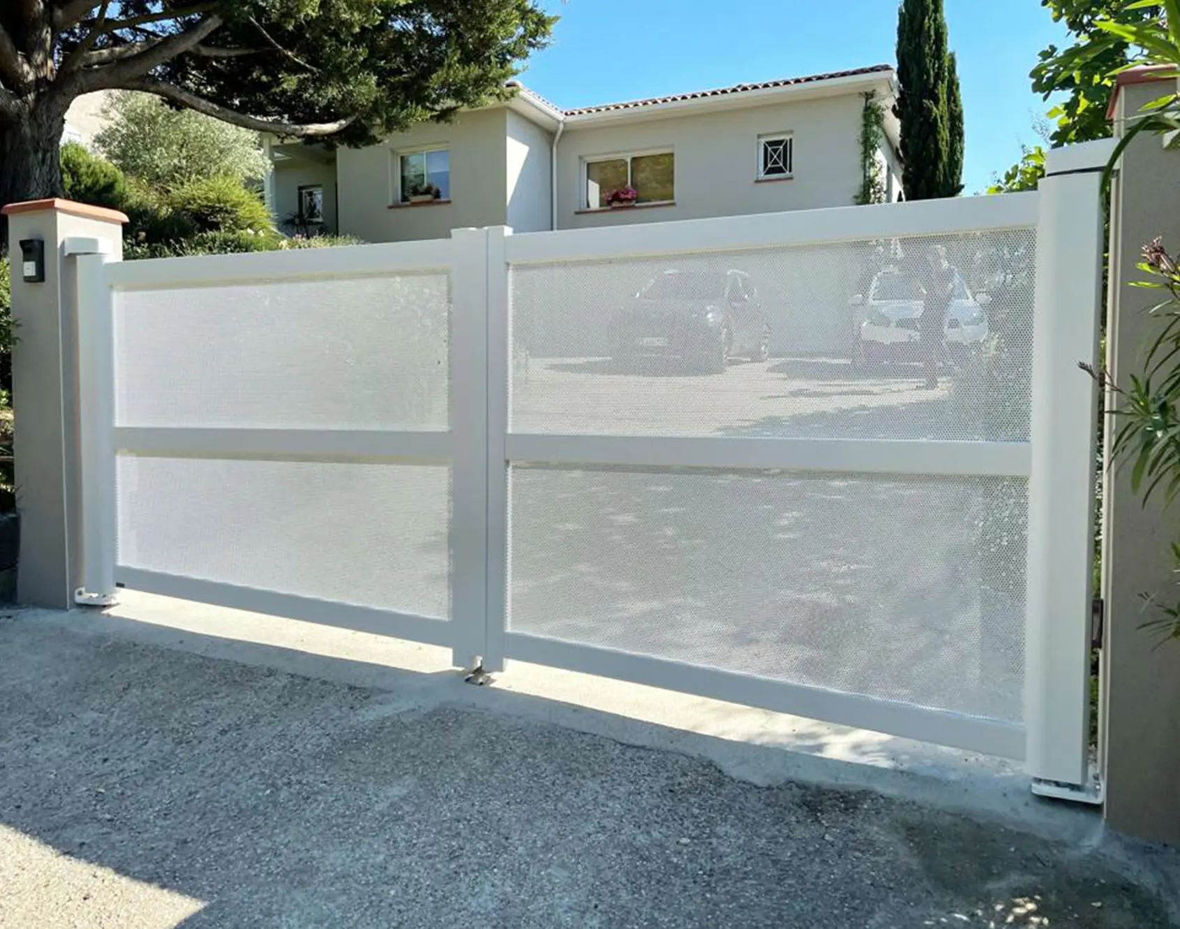 Portail aluminium battant Fresk Nolwenn décor Mellan