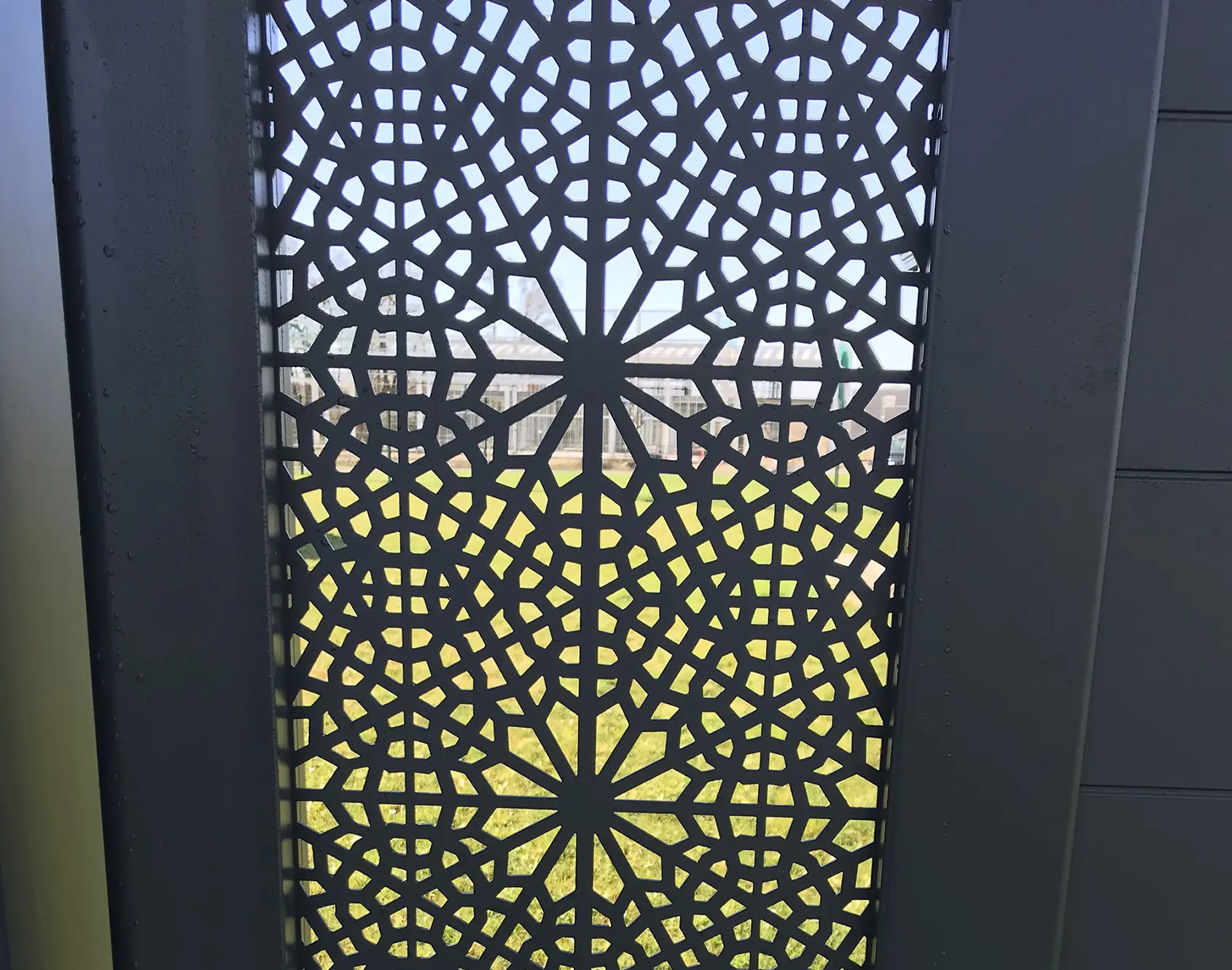 Portail aluminium battant Tudi décor DIMAZI par kostum