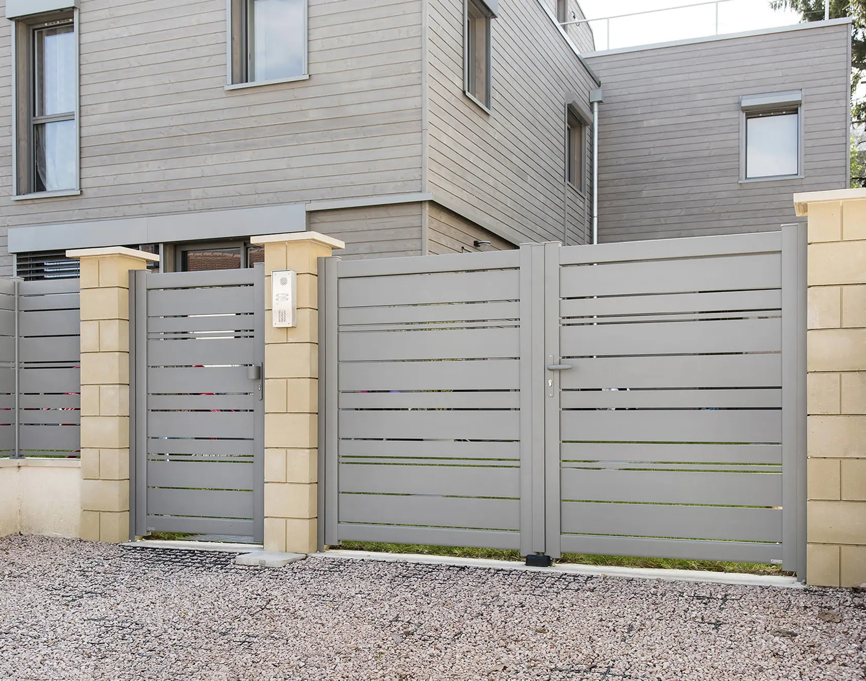 Portail coulissant ajouré aluminium coulissant Spas - Kostum