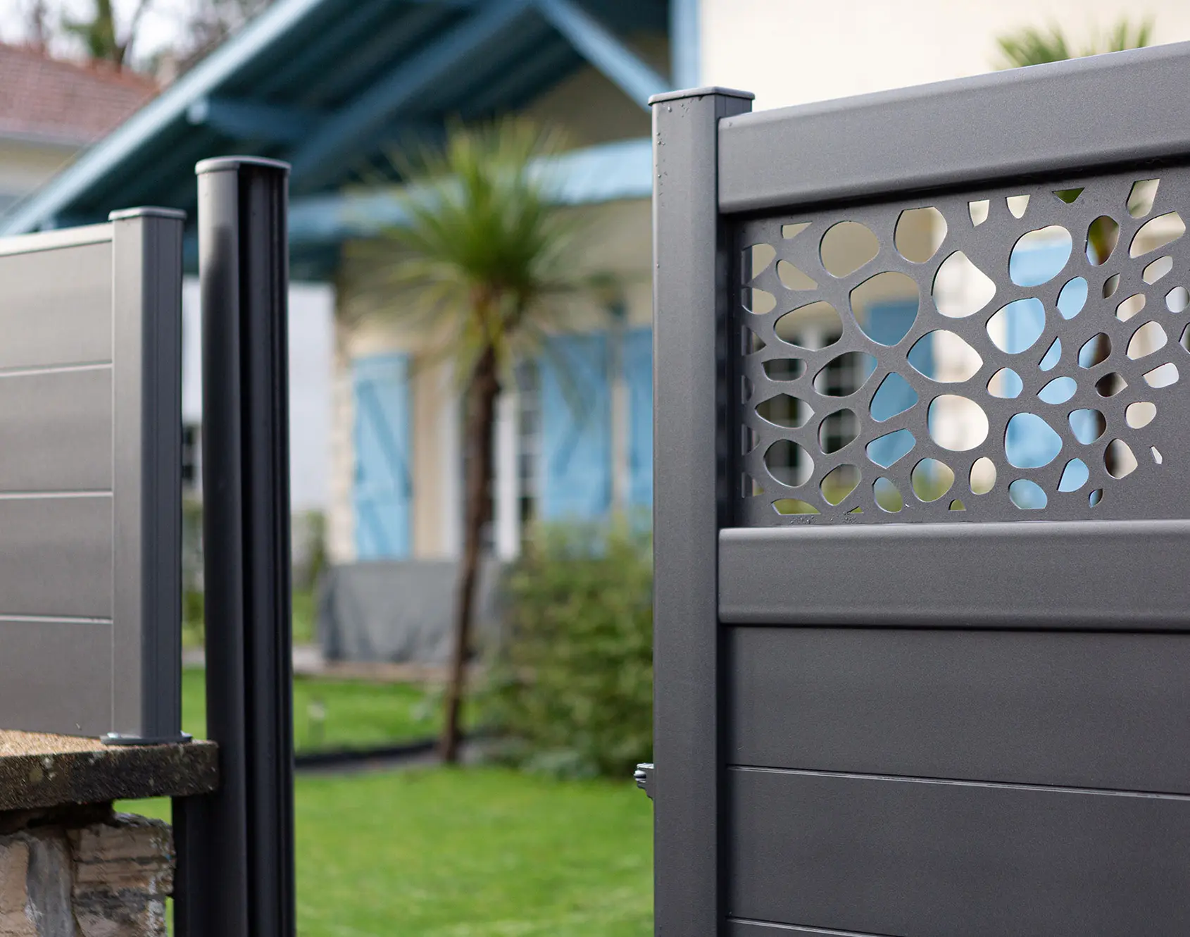 Portail aluminium base Metig avec décor Galets par Kostum