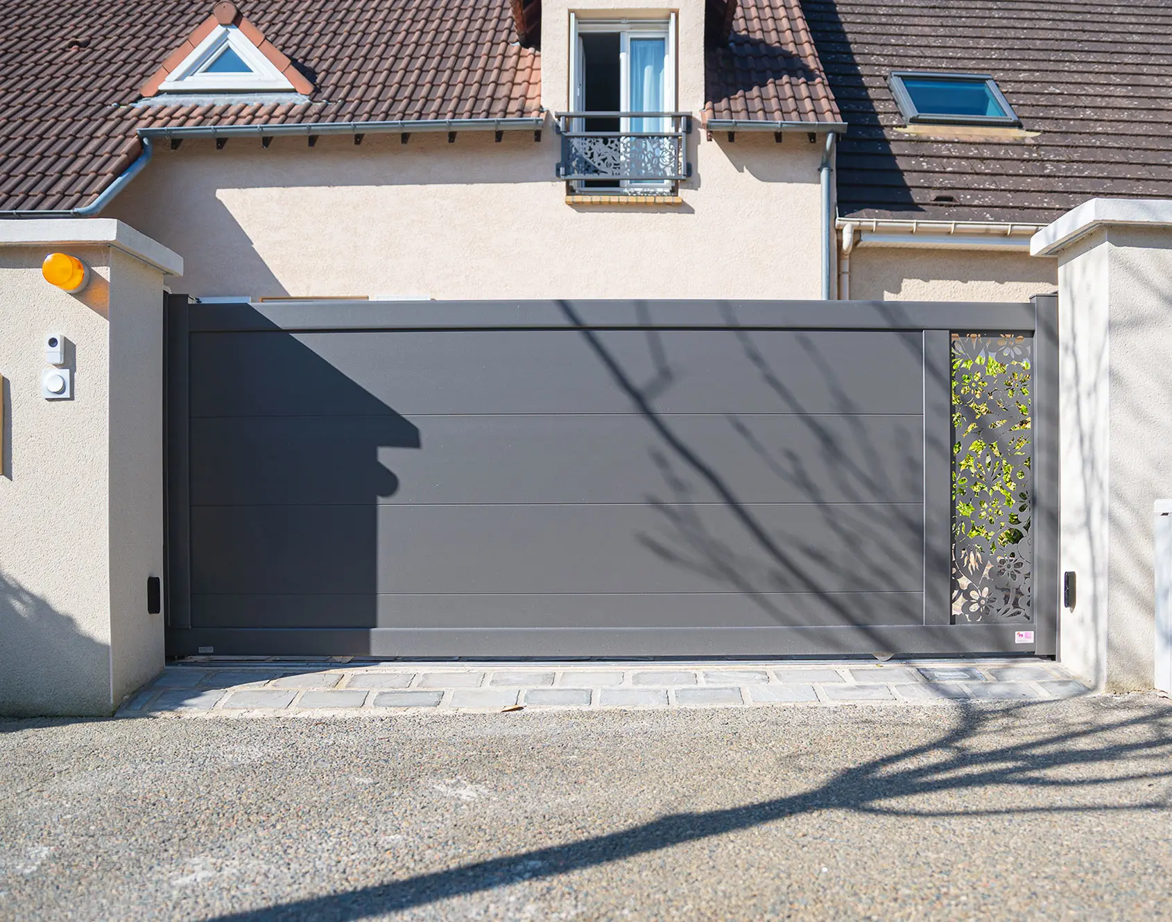 Portail aluminium coulissant Prijan décor brodiri par kostum