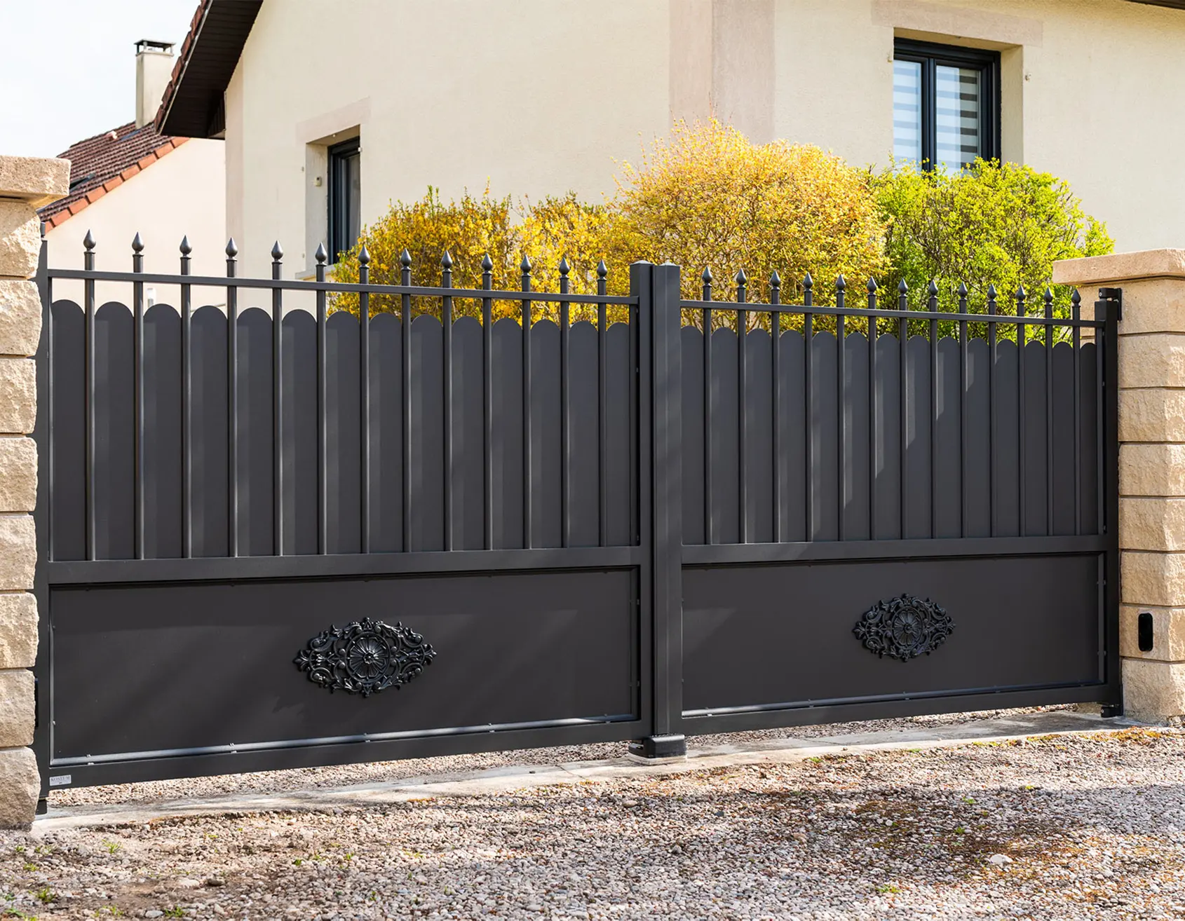 Portail aluminium battant Pont-Aven par kostum fabrication spéciale