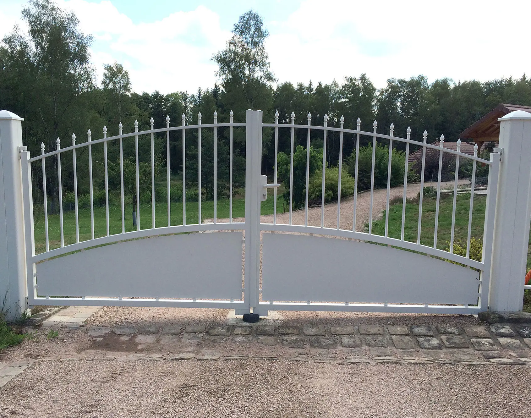 Portail aluminium battant Rosporden par kostum fabrication spéciale option gouttes d'eau