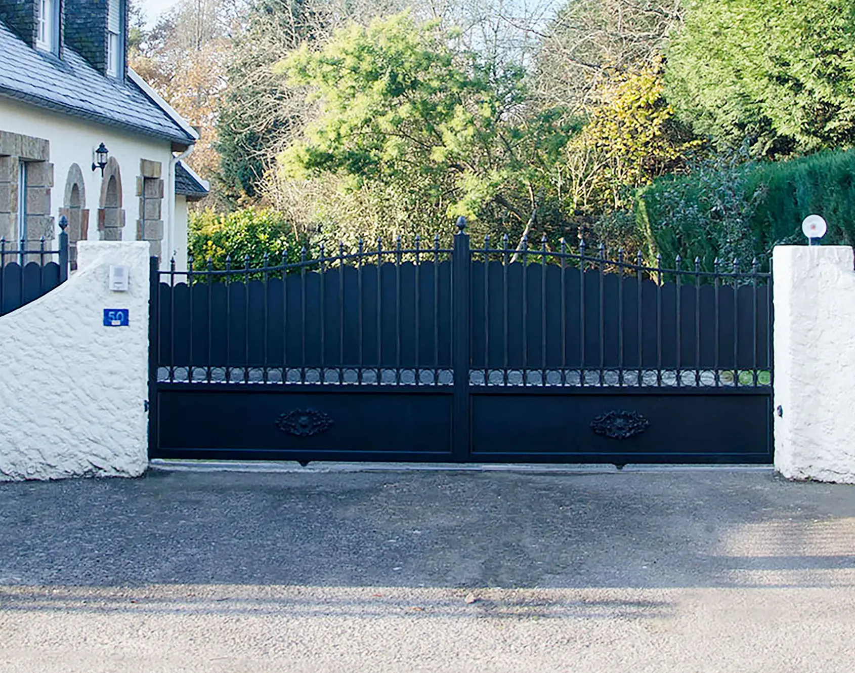 Portail aluminium battant Locronan par kostum fabrication spéciale