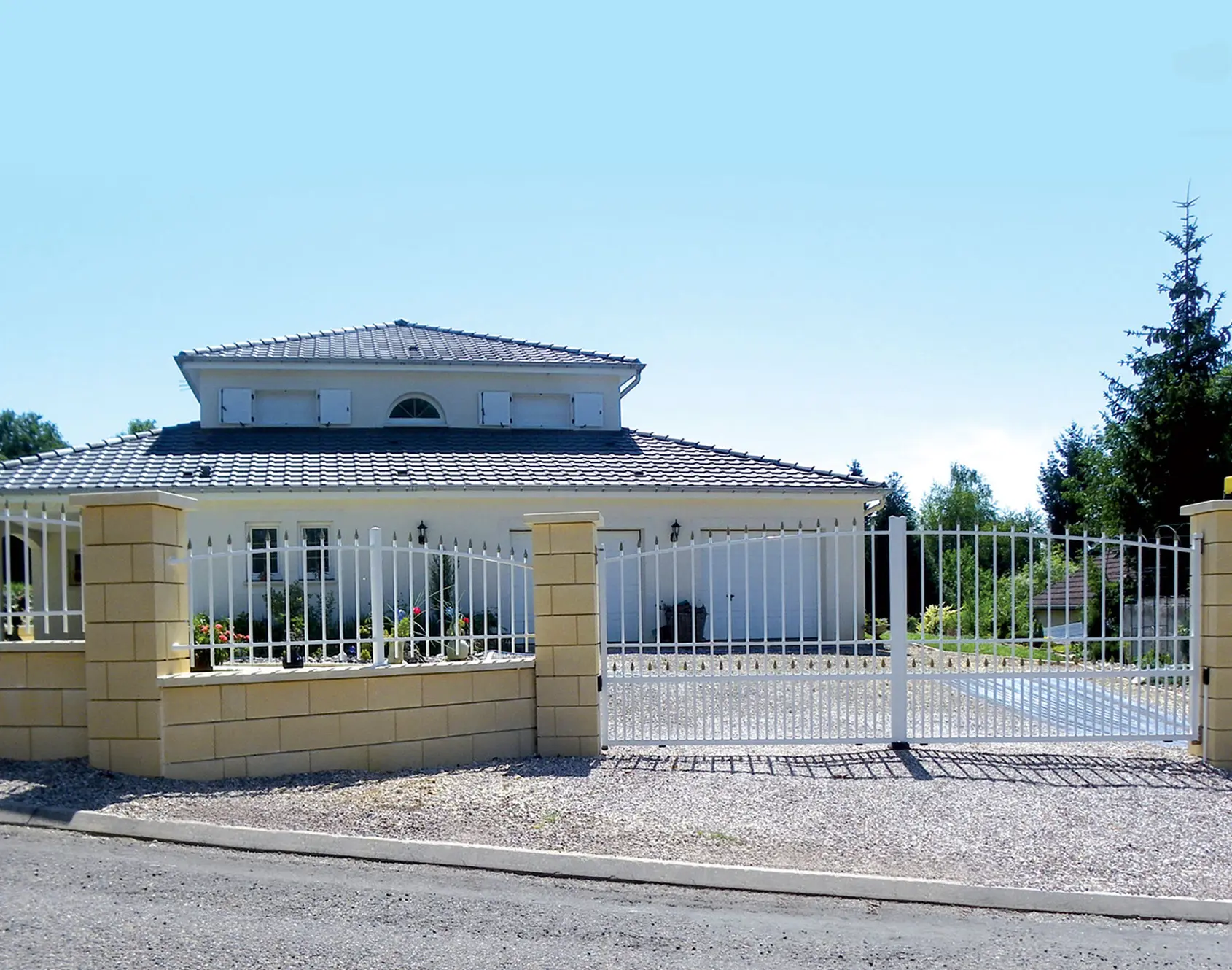 Portail aluminium battant Quimper par kostum fabrication spéciale
