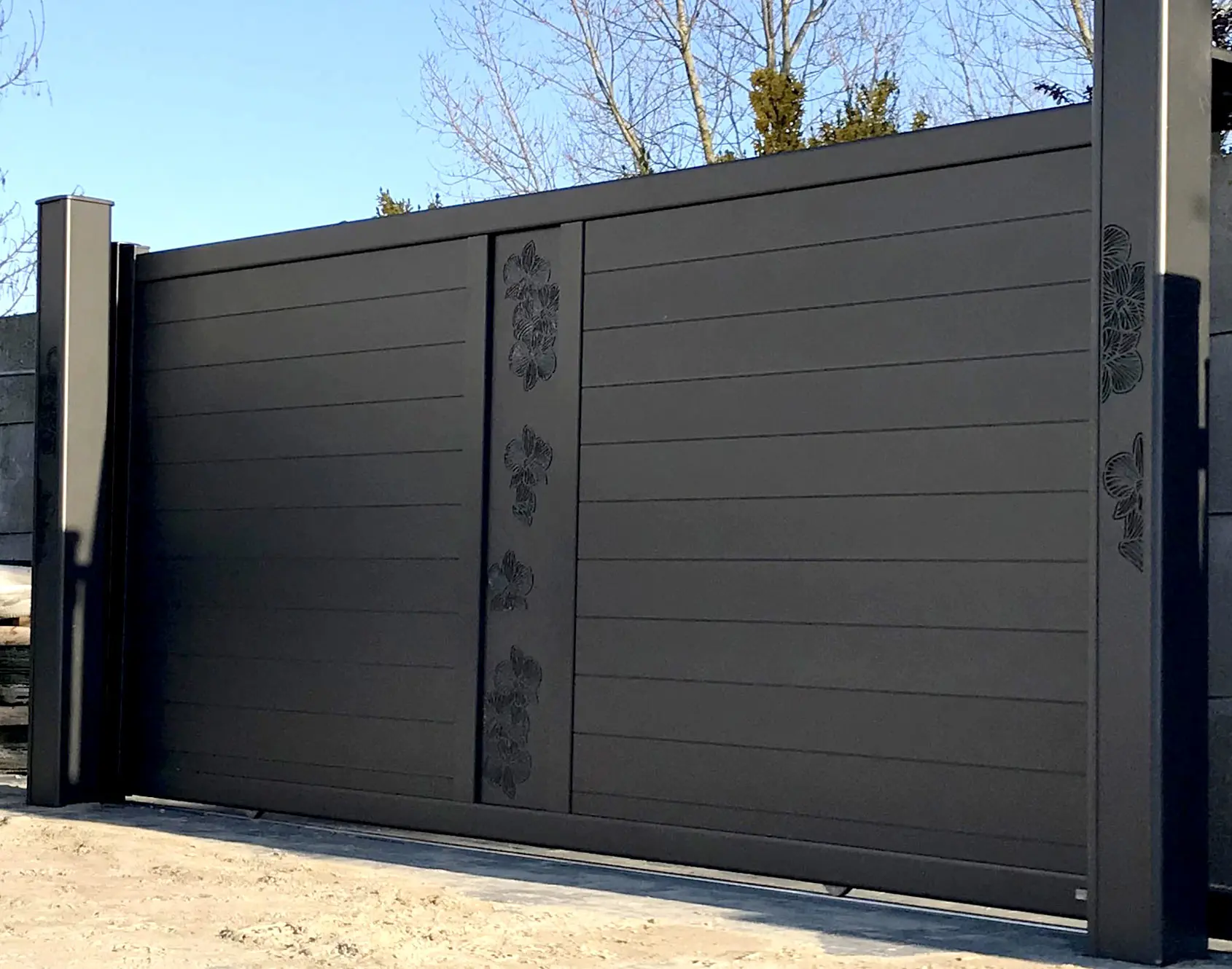 Portail aluminium coulissant Maden décor ORCHIDEE par kostum