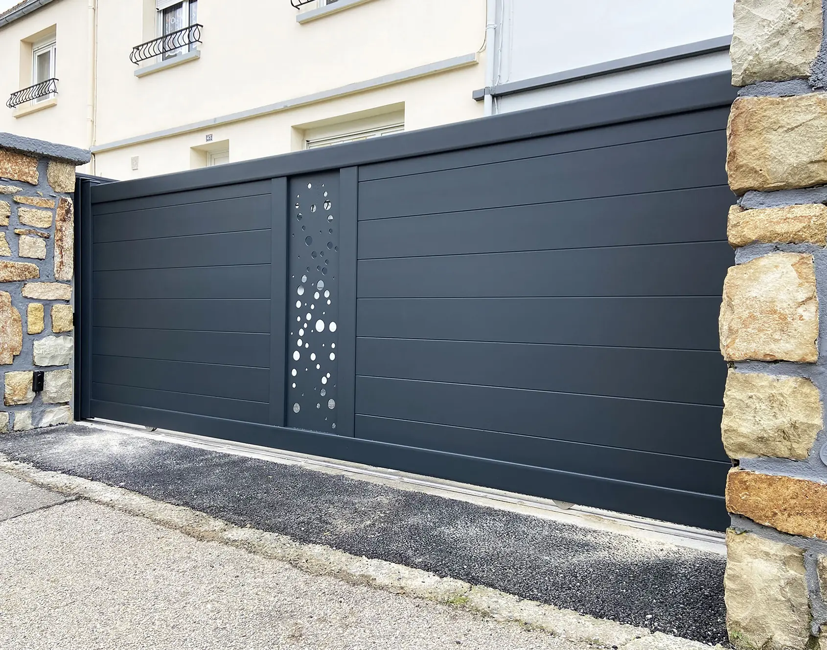 Portail aluminium coulissant Maden décor Saon par kostum
